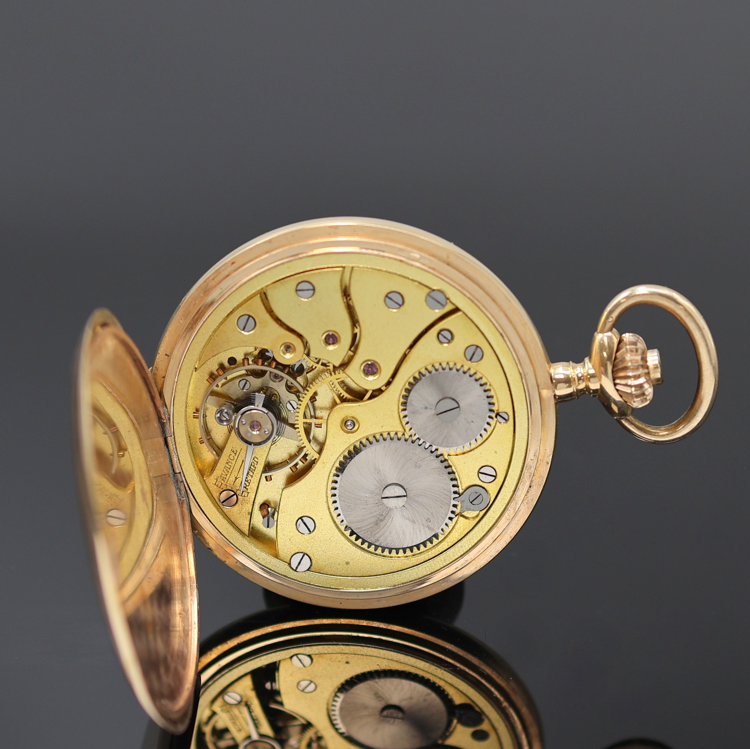 Detail e: Herrensavonette in RoseG 585/000, Schweiz um 1920, glattes 2-Deckel Goldgeh., Grav. Monogramm auf Sprungdeckel, Emailzifferbl. m. Breguetzahlen, kl. ...