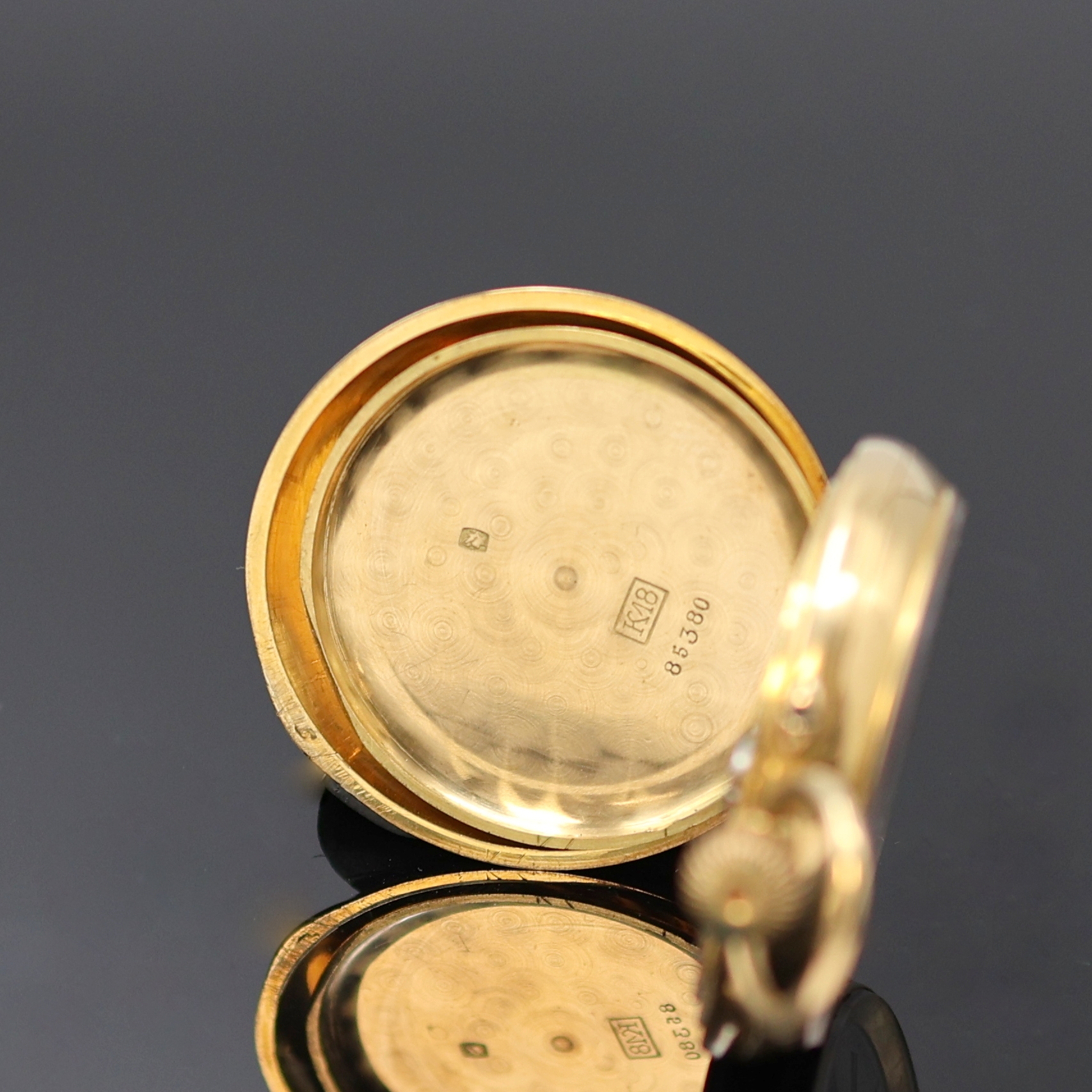Detail d: Wm MARSHALL & Co offene Damentaschenuhr in GG 750/000, Schweiz um 1890, glattes Geh., Goldcuvette sign., rücks. Monogramm-Grav., Emailzifferbl. m. ...