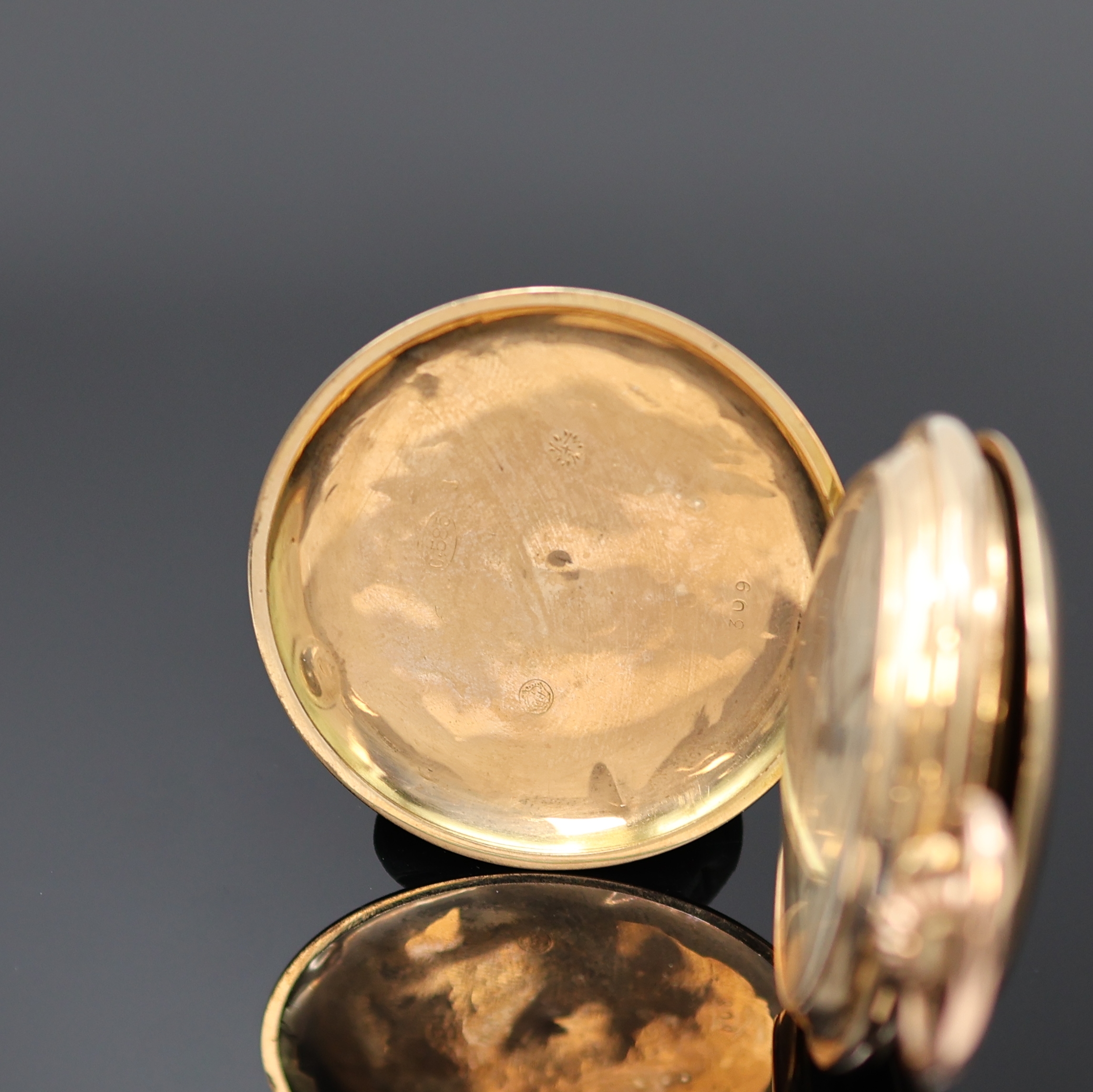 Detail a: Herrensavonette in RG 585/000, Schweiz um 1910, guill. 2-Deckel Goldgeh. dell., Emailzifferbl. m. arab. Zahlen, Zeiger später, verg. Werk, 15 ...