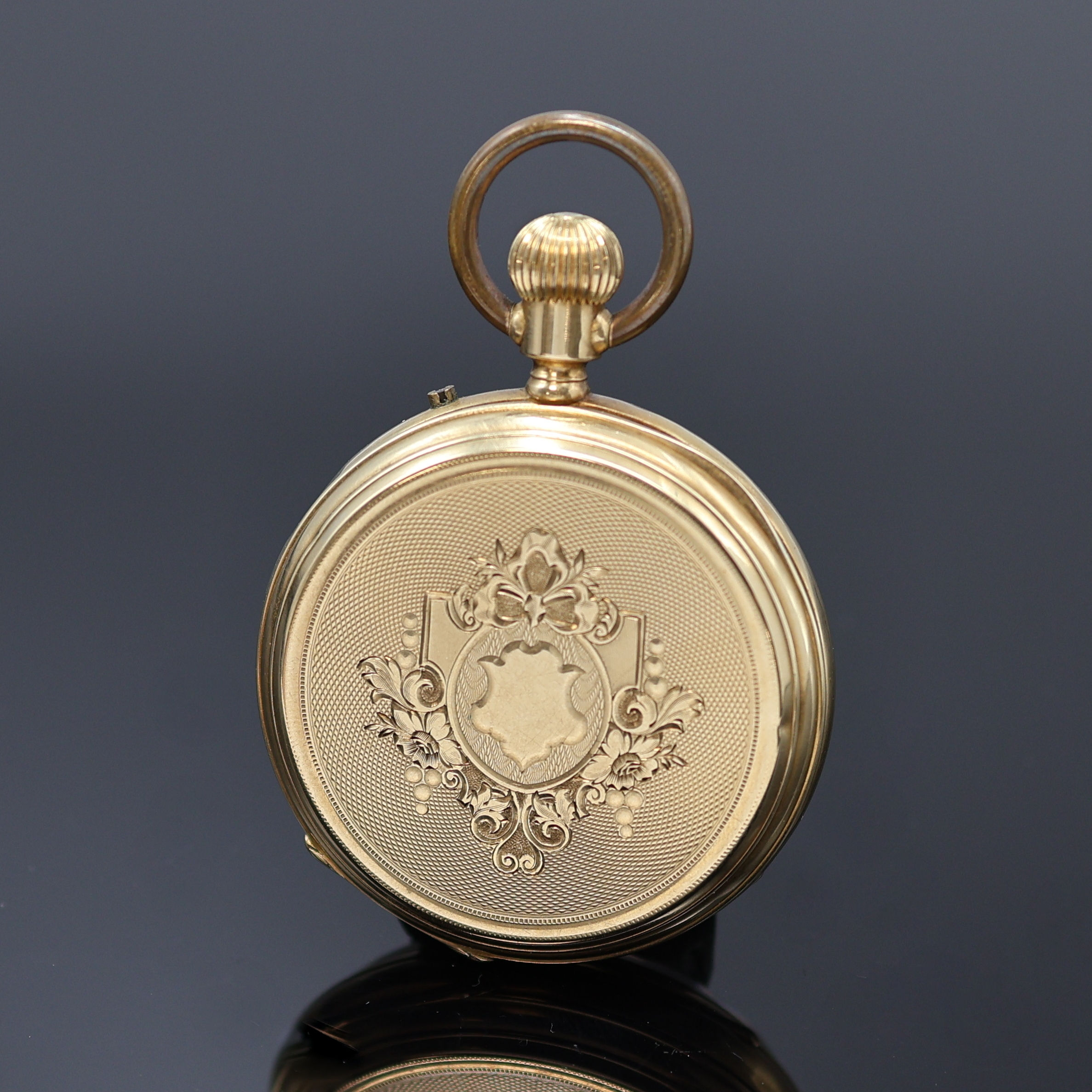 Detail a: Offene Herrentaschenuhr in GG 750/000, Schweiz um 1880, guill. Geh. dell., verg. Cuvette, Emailzifferbl. m. röm. Zahlen, kl. Sek. b. 6, gold. ...