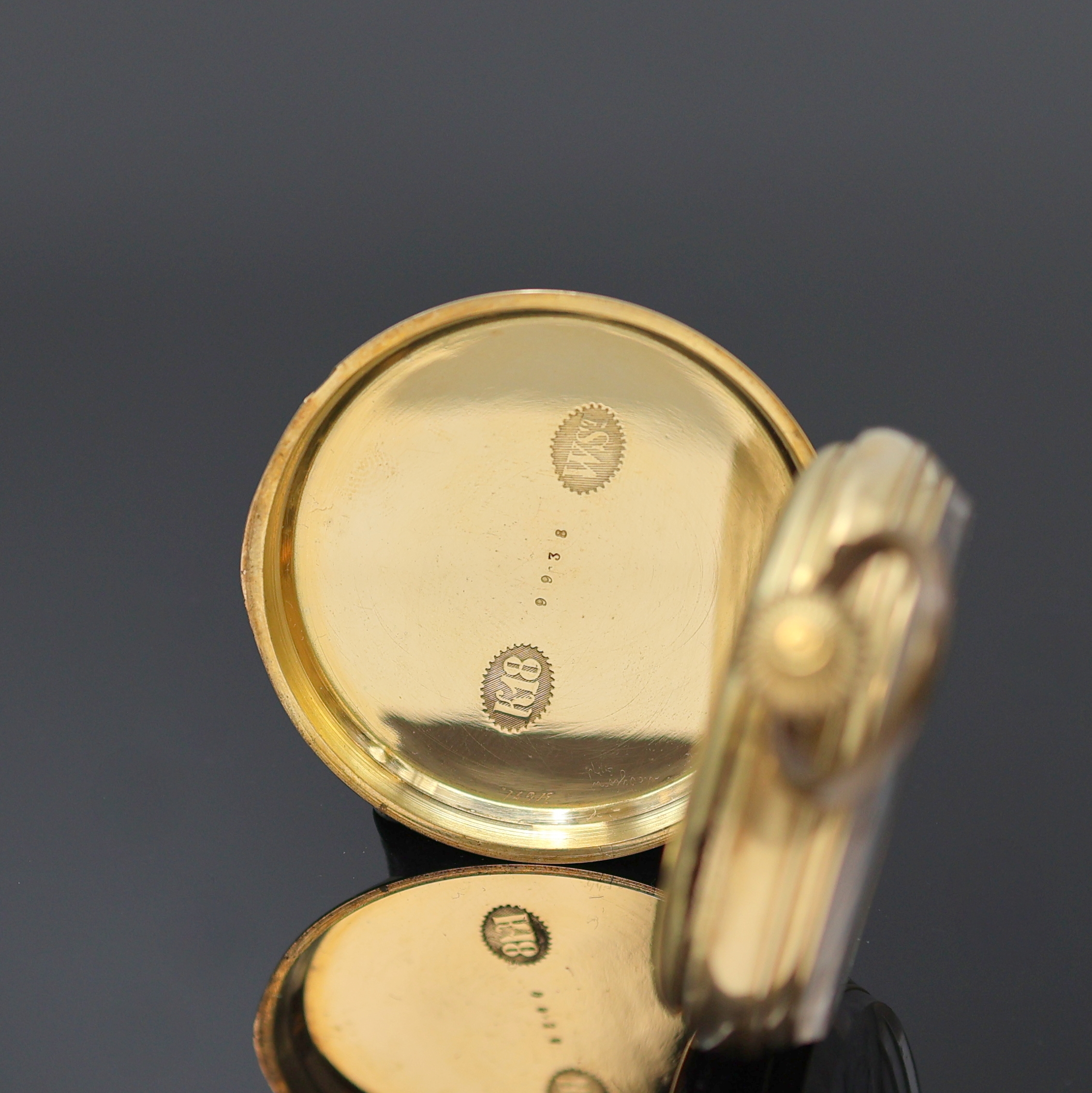 Detail b: Offene Herrentaschenuhr in GG 750/000, Schweiz um 1880, guill. Geh. dell., verg. Cuvette, Emailzifferbl. m. röm. Zahlen, kl. Sek. b. 6, gold. ...