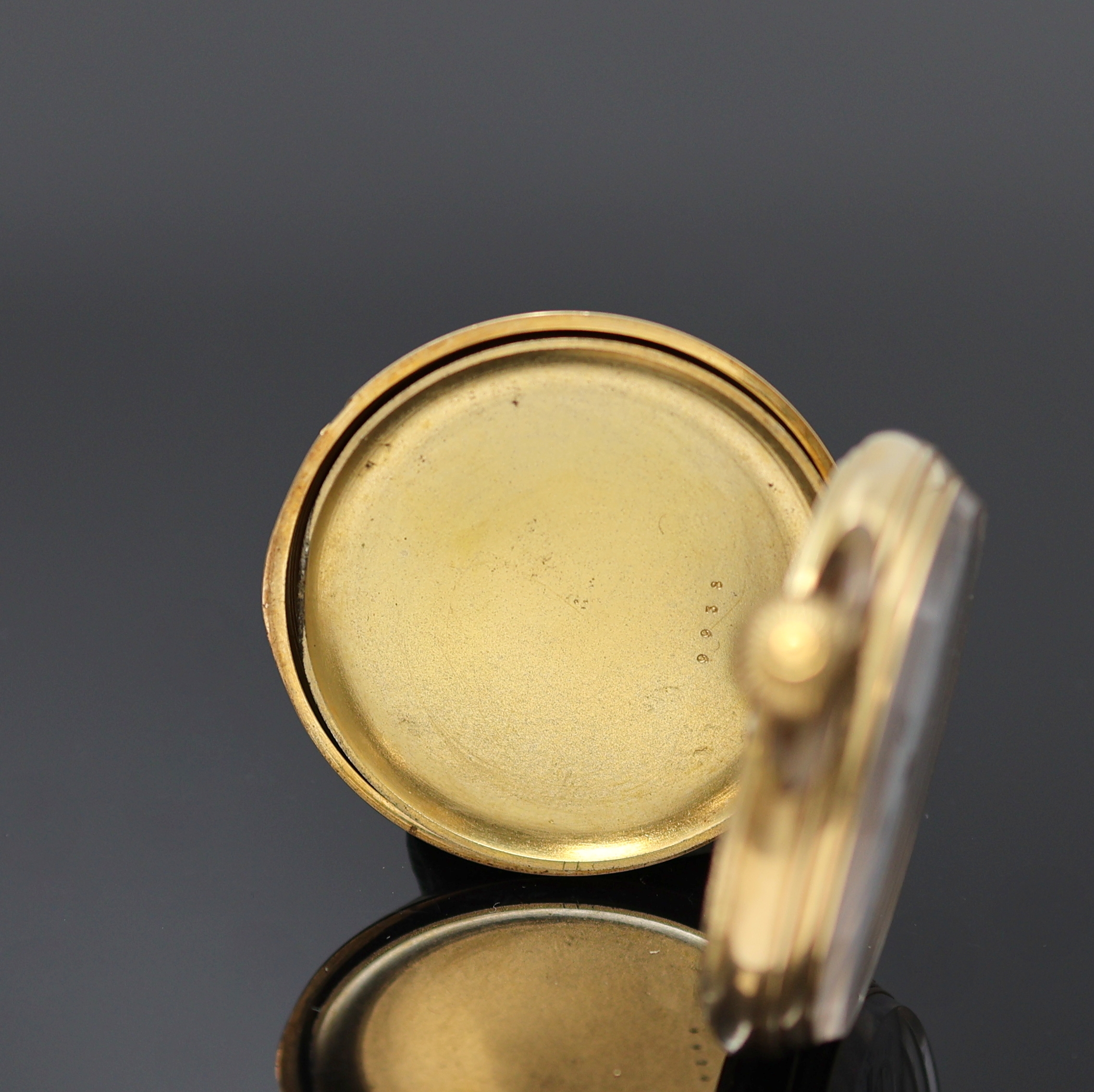 Detail d: Offene Herrentaschenuhr in GG 750/000, Schweiz um 1880, guill. Geh. dell., verg. Cuvette, Emailzifferbl. m. röm. Zahlen, kl. Sek. b. 6, gold. ...