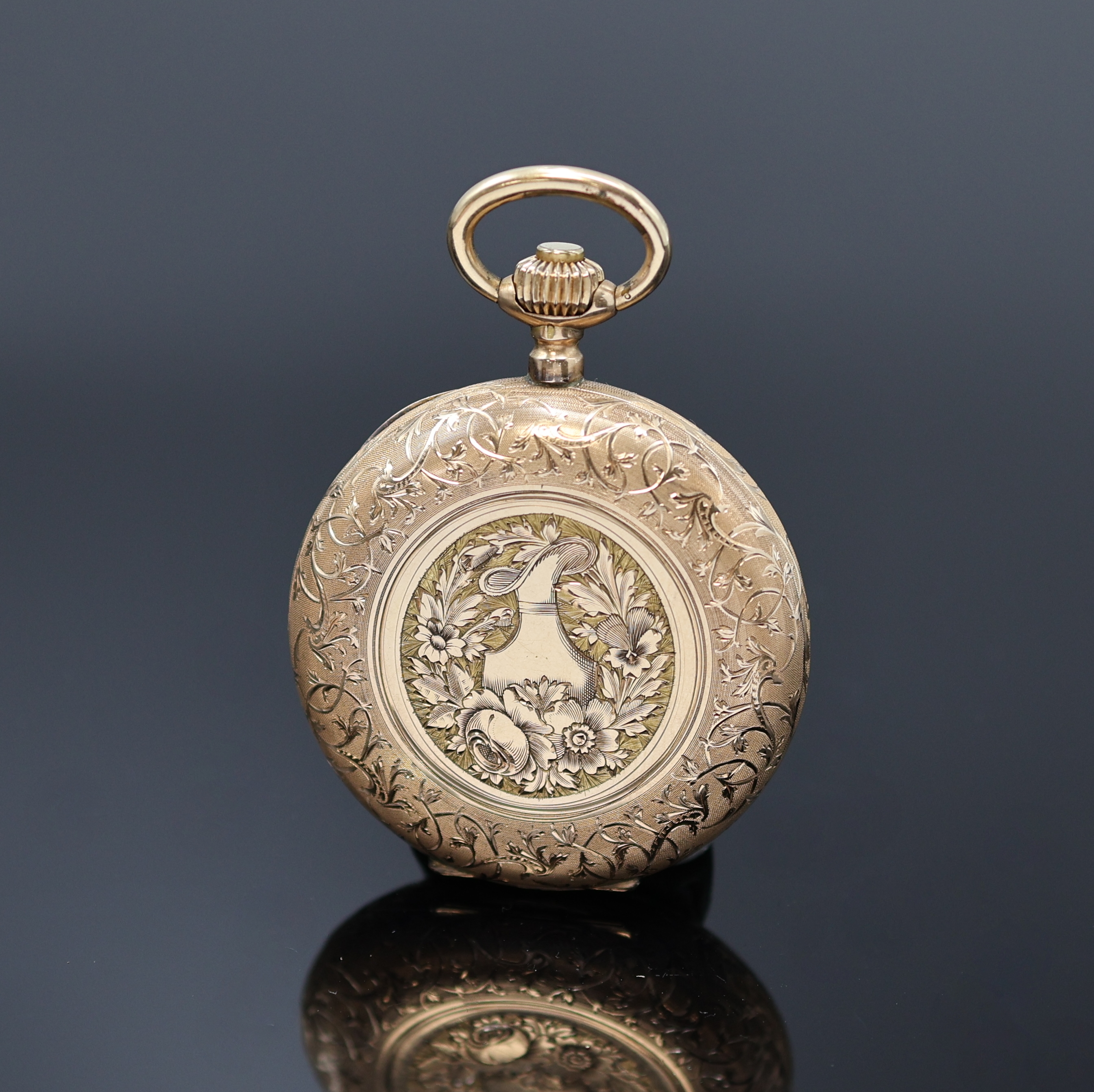 Detail b: Herrensavonette im aufwendig gravierten Gehäuse in RG 585/000, Schweiz um 1890, 2- Deckel-Goldgeh., Metallcuvette, Emailzifferbl. m. röm. Zahlen, ...