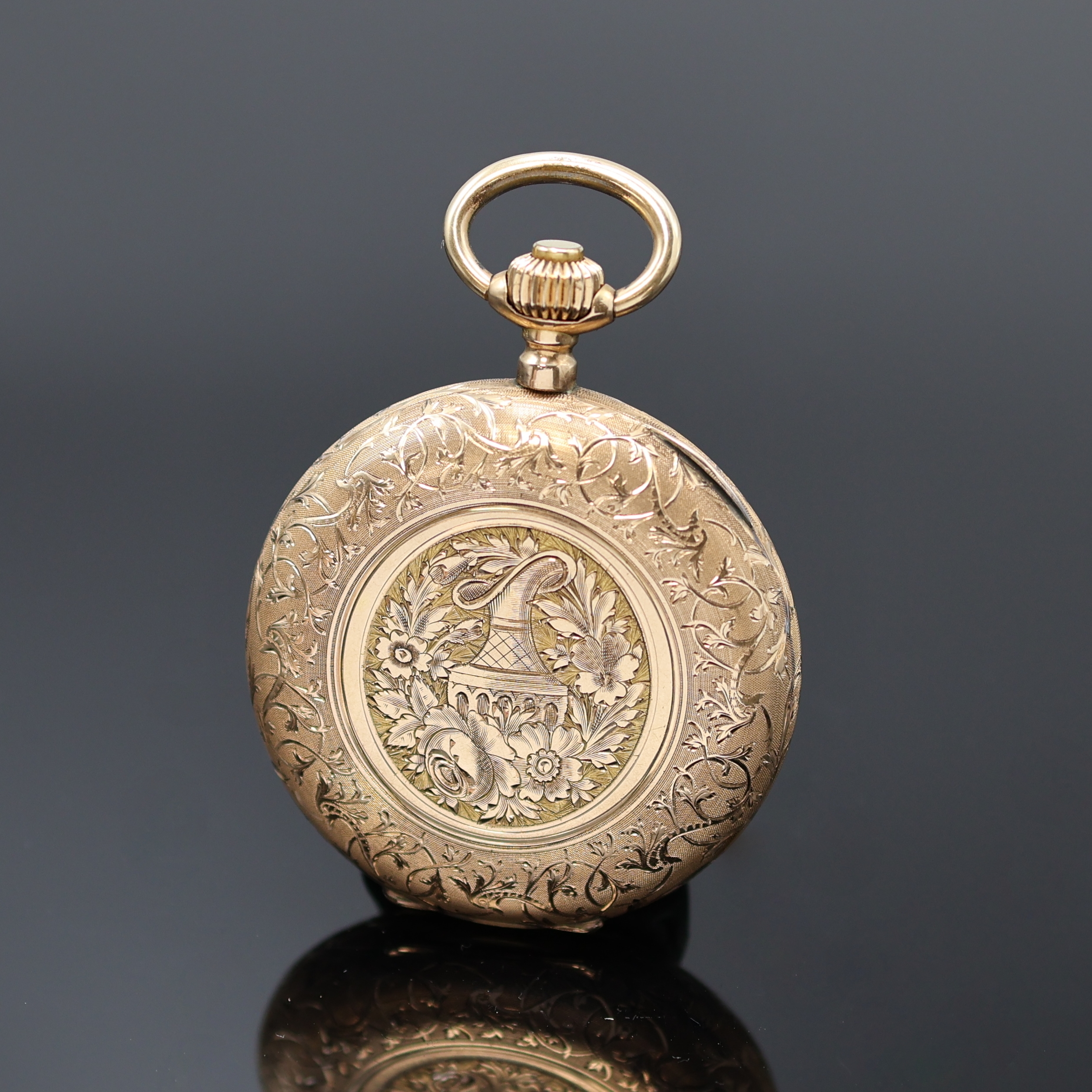 Detail c: Herrensavonette im aufwendig gravierten Gehäuse in RG 585/000, Schweiz um 1890, 2- Deckel-Goldgeh., Metallcuvette, Emailzifferbl. m. röm. Zahlen, ...