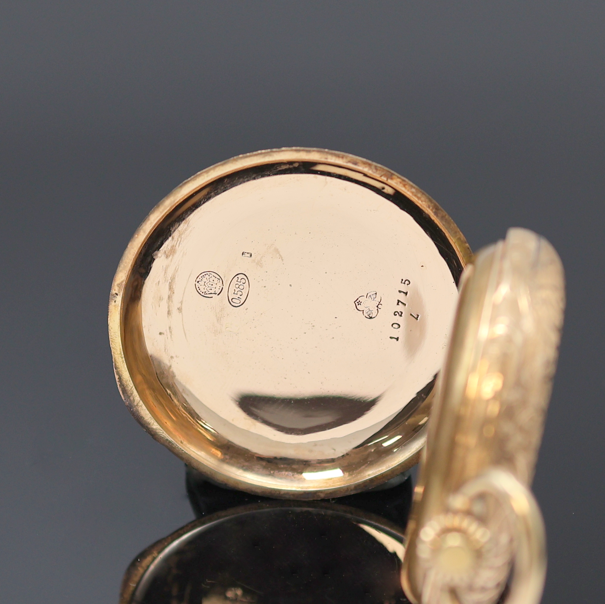 Detail d: Herrensavonette im aufwendig gravierten Gehäuse in RG 585/000, Schweiz um 1890, 2- Deckel-Goldgeh., Metallcuvette, Emailzifferbl. m. röm. Zahlen, ...