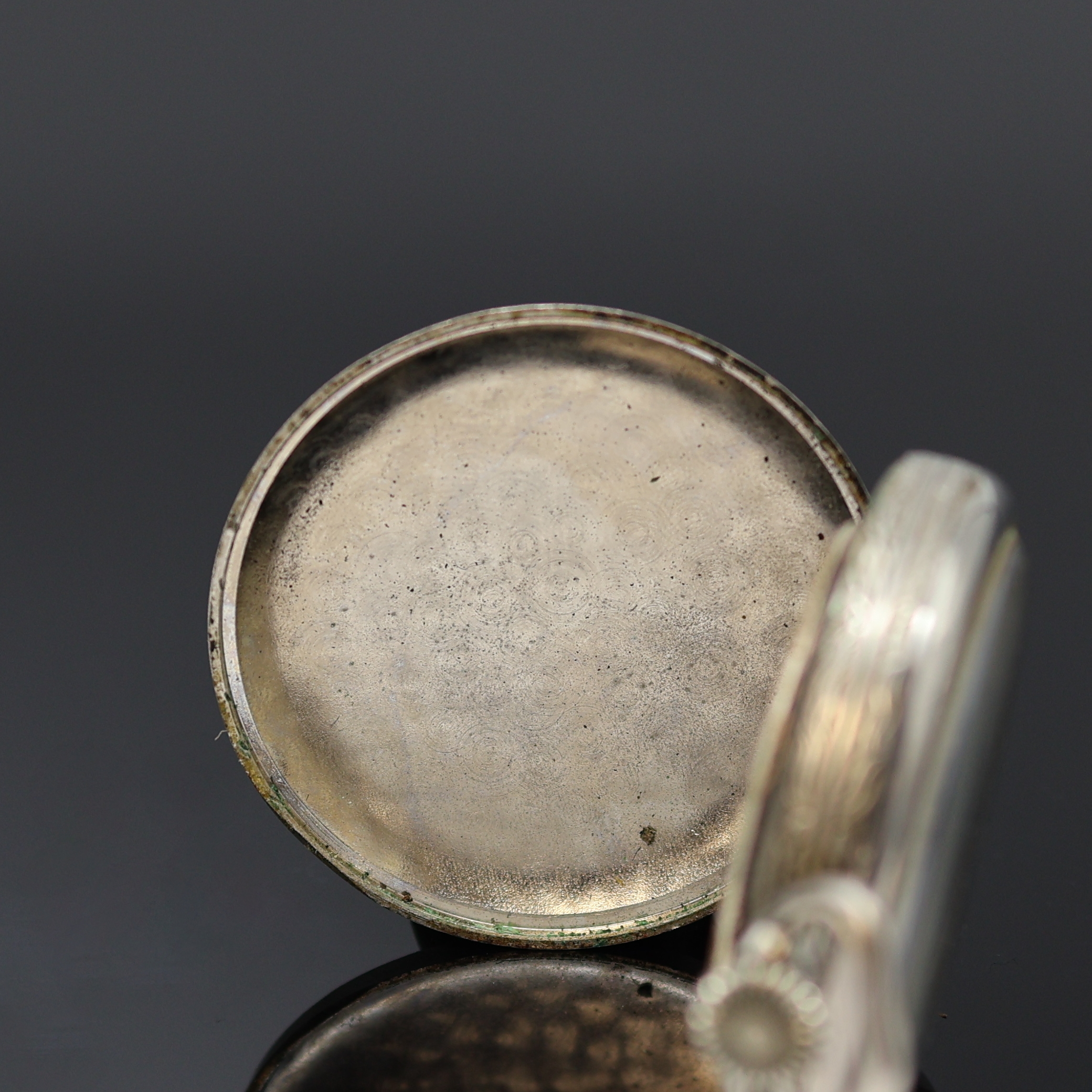 Detail b: HEBDOMAS offene Herrentaschenuhr mit 8 Tagewerk in Nickel, Schweiz 20. Jhd., Relief-Geh. m. rücks. Jagdszene, 4/5- Emailzifferbl., sichtb. Unruh b. ...