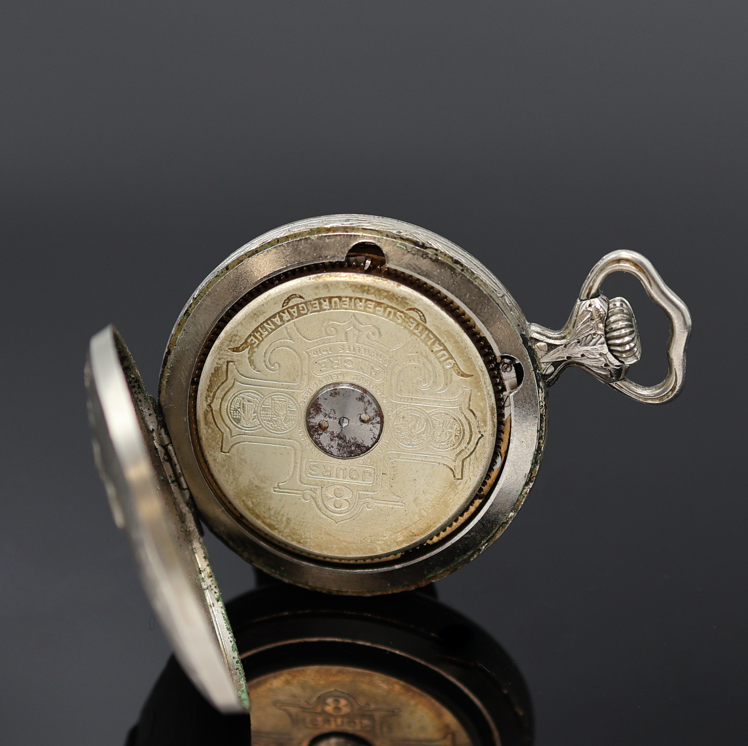 Detail c: HEBDOMAS offene Herrentaschenuhr mit 8 Tagewerk in Nickel, Schweiz 20. Jhd., Relief-Geh. m. rücks. Jagdszene, 4/5- Emailzifferbl., sichtb. Unruh b. ...
