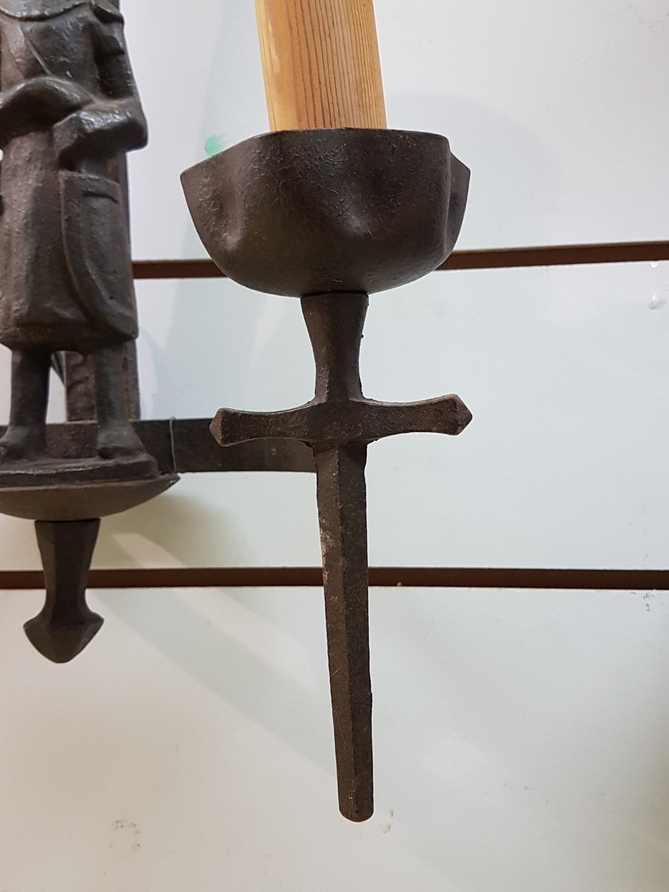 Detail d: Paar Wandleuchter, Historismus, um 1900/10, Eisenguß, je zwei Brennstellen, von zwei Rittern bekrönt, Elektrifizierung später und nicht geprüft