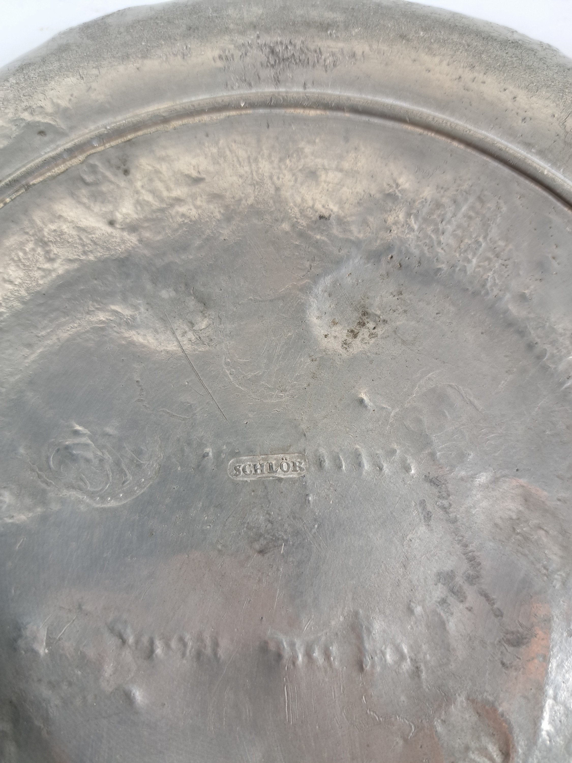 Detail h: Drei Teller, Barock, 18. Jh. Zinn, eine große Probeschale, reich verzierte Doppelhenkel, mit Spruch, L. 34 cm zwei Teller, Reliefs Joseph II und ...