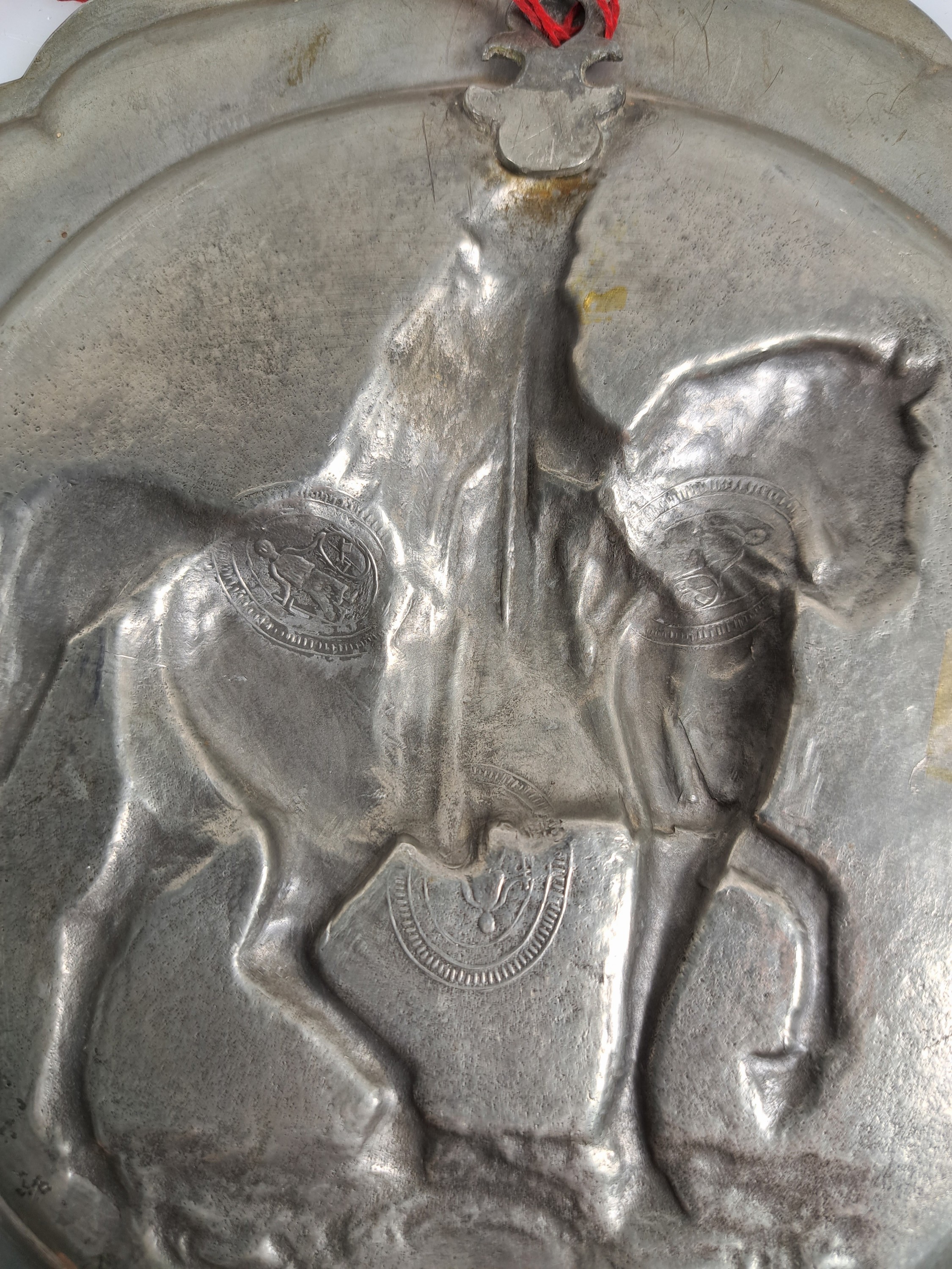 Detail i: Drei Teller, Barock, 18. Jh. Zinn, eine große Probeschale, reich verzierte Doppelhenkel, mit Spruch, L. 34 cm zwei Teller, Reliefs Joseph II und ...