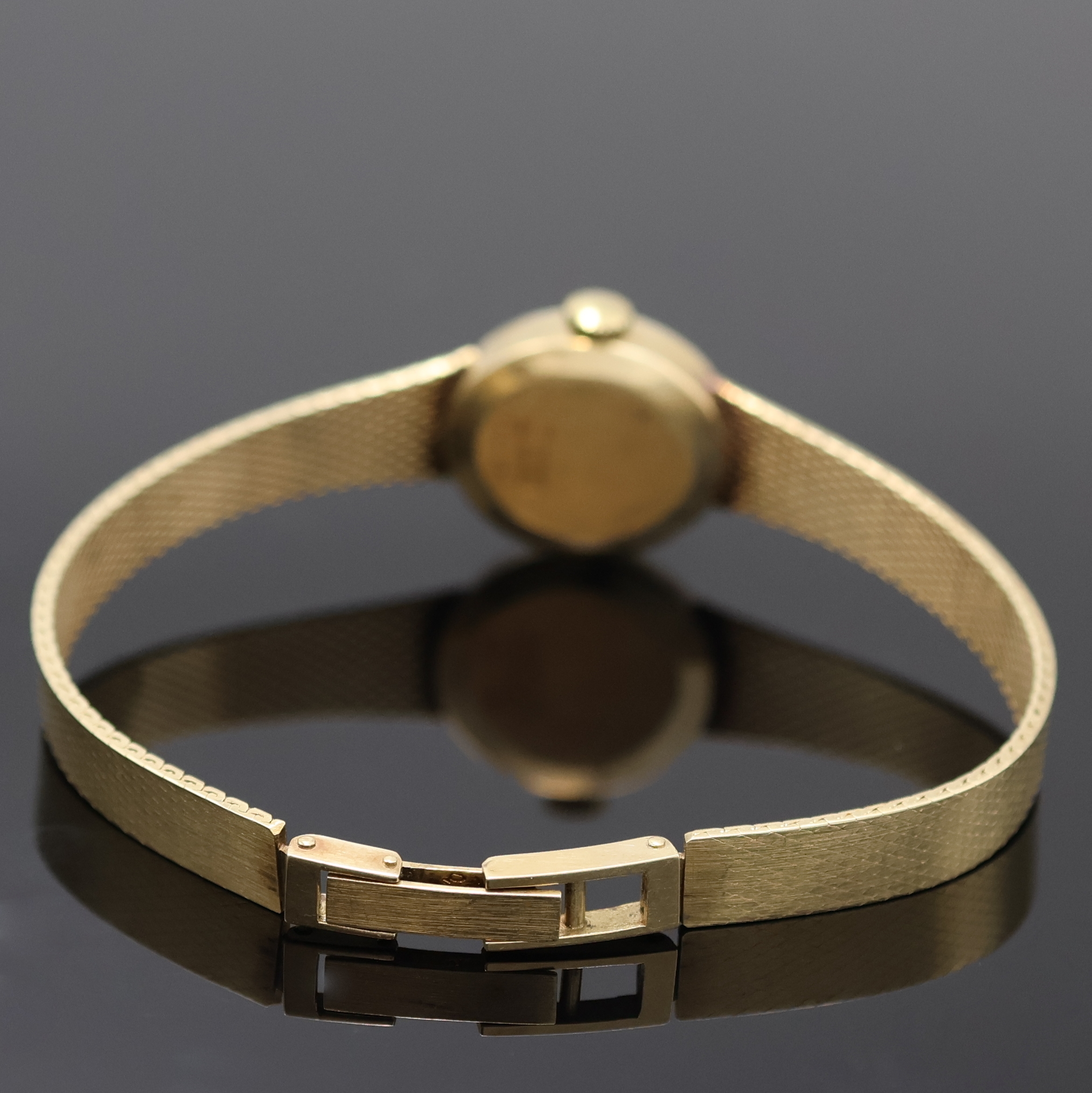 Detail b: DUGENA Classic Damenarmbanduhr in GG 585/000, Schweiz um 1965, Handaufzug, Goldband, Boden aufgedr., silb. Zifferbl. m. aufges. Std.-Ind., geschw. ...