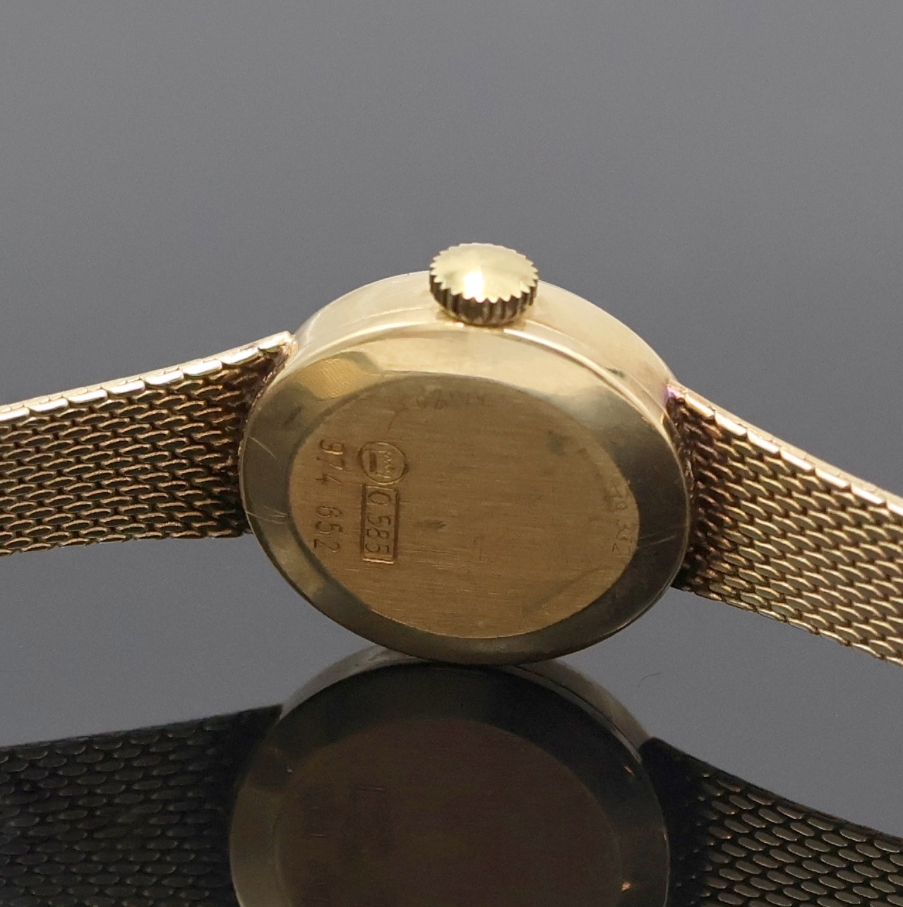 Detail c: DUGENA Classic Damenarmbanduhr in GG 585/000, Schweiz um 1965, Handaufzug, Goldband, Boden aufgedr., silb. Zifferbl. m. aufges. Std.-Ind., geschw. ...