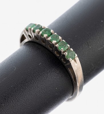 Image 26974987 - 14 kt Gold Smaragd-Ring, WG 585/000, schlichte Gestaltung, 6 kl. rundfacett. Smaragde, ...
