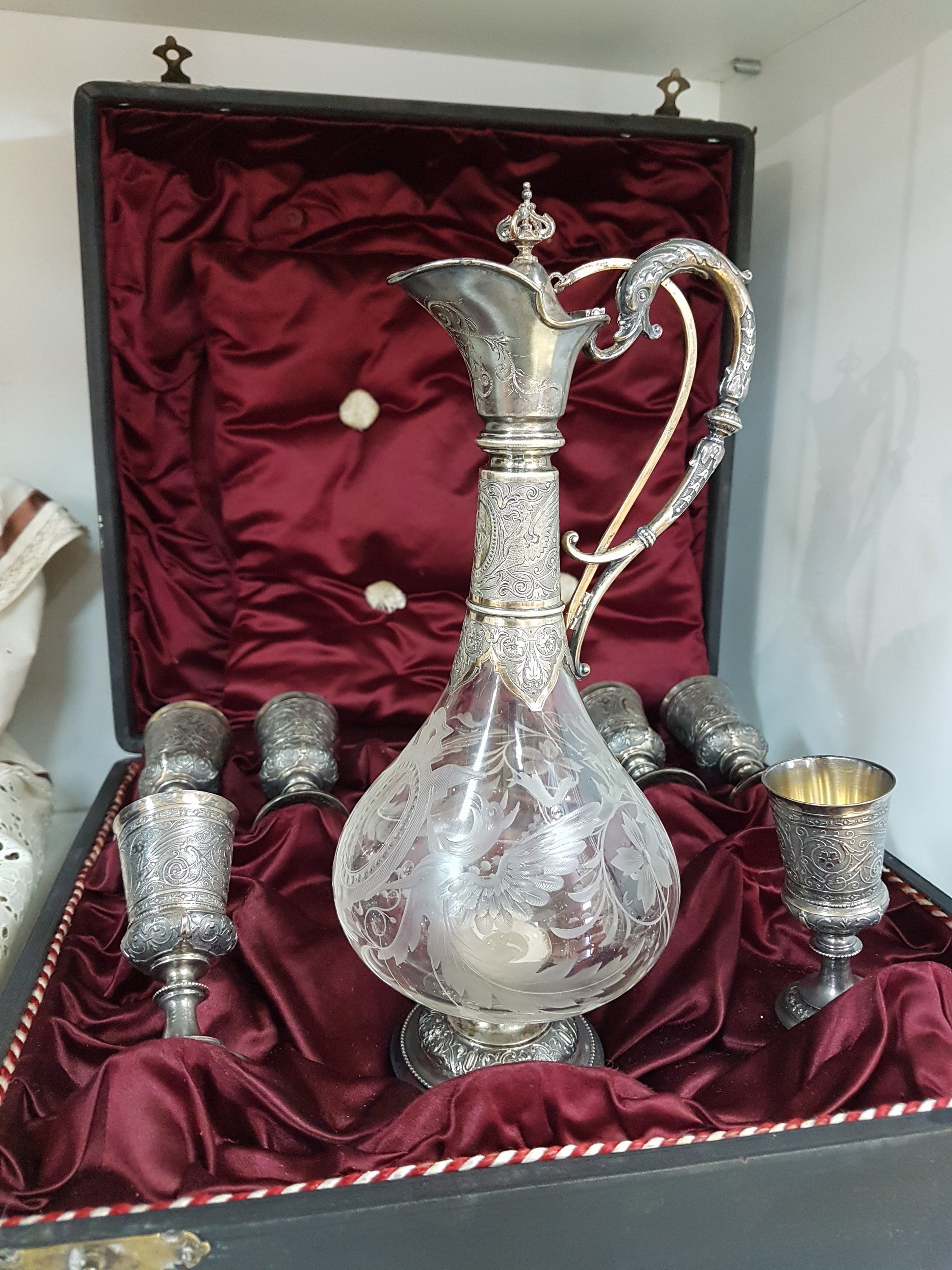 Detail a: Prächtiges Likörservice, Historismus, um 1880/1900, 800er Silber, Karaffe mit Silbermontur, Henkel mit stil. Drachen, zweiter vergoldeter ...
