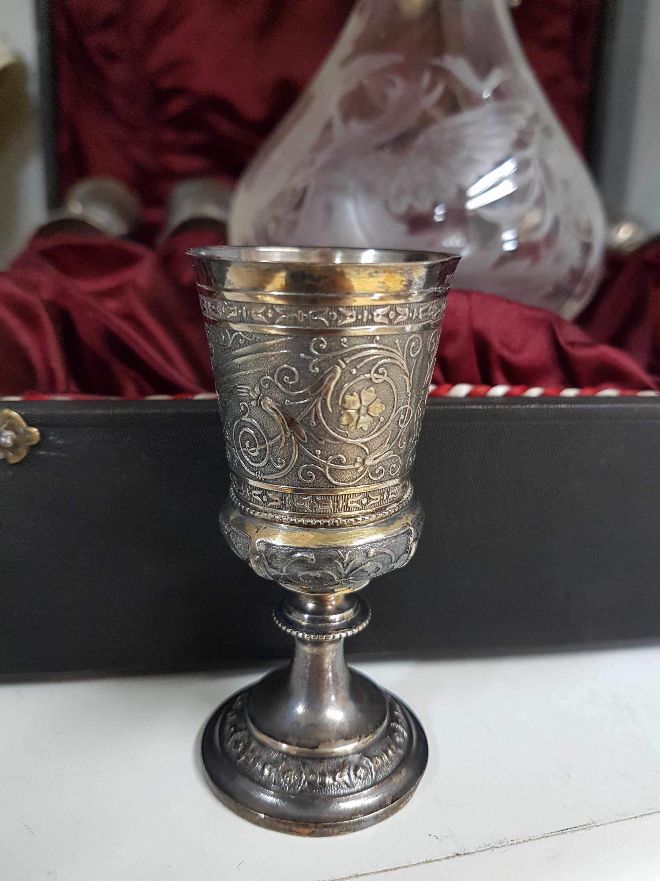 Detail b: Prächtiges Likörservice, Historismus, um 1880/1900, 800er Silber, Karaffe mit Silbermontur, Henkel mit stil. Drachen, zweiter vergoldeter ...