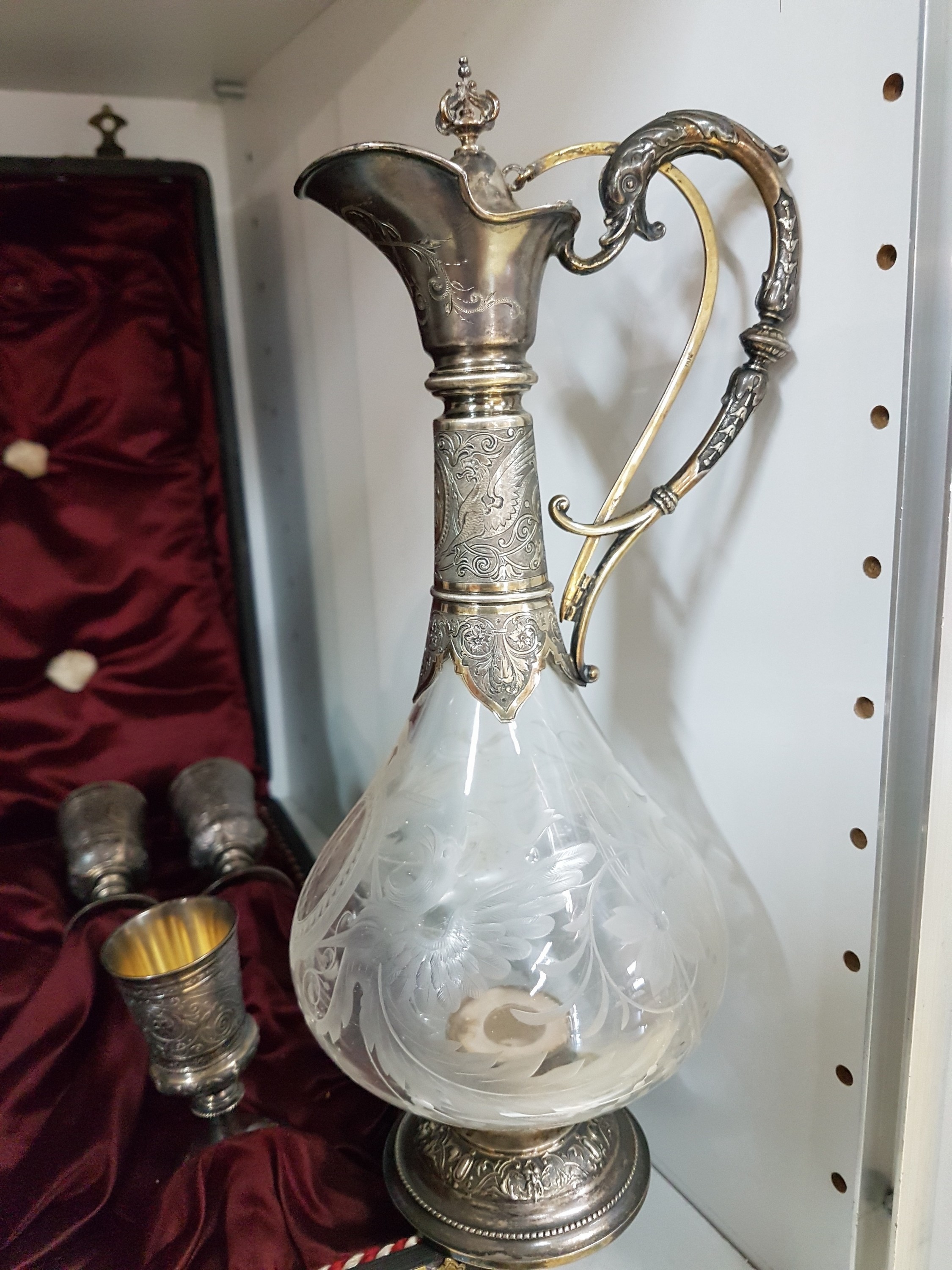 Detail c: Prächtiges Likörservice, Historismus, um 1880/1900, 800er Silber, Karaffe mit Silbermontur, Henkel mit stil. Drachen, zweiter vergoldeter ...