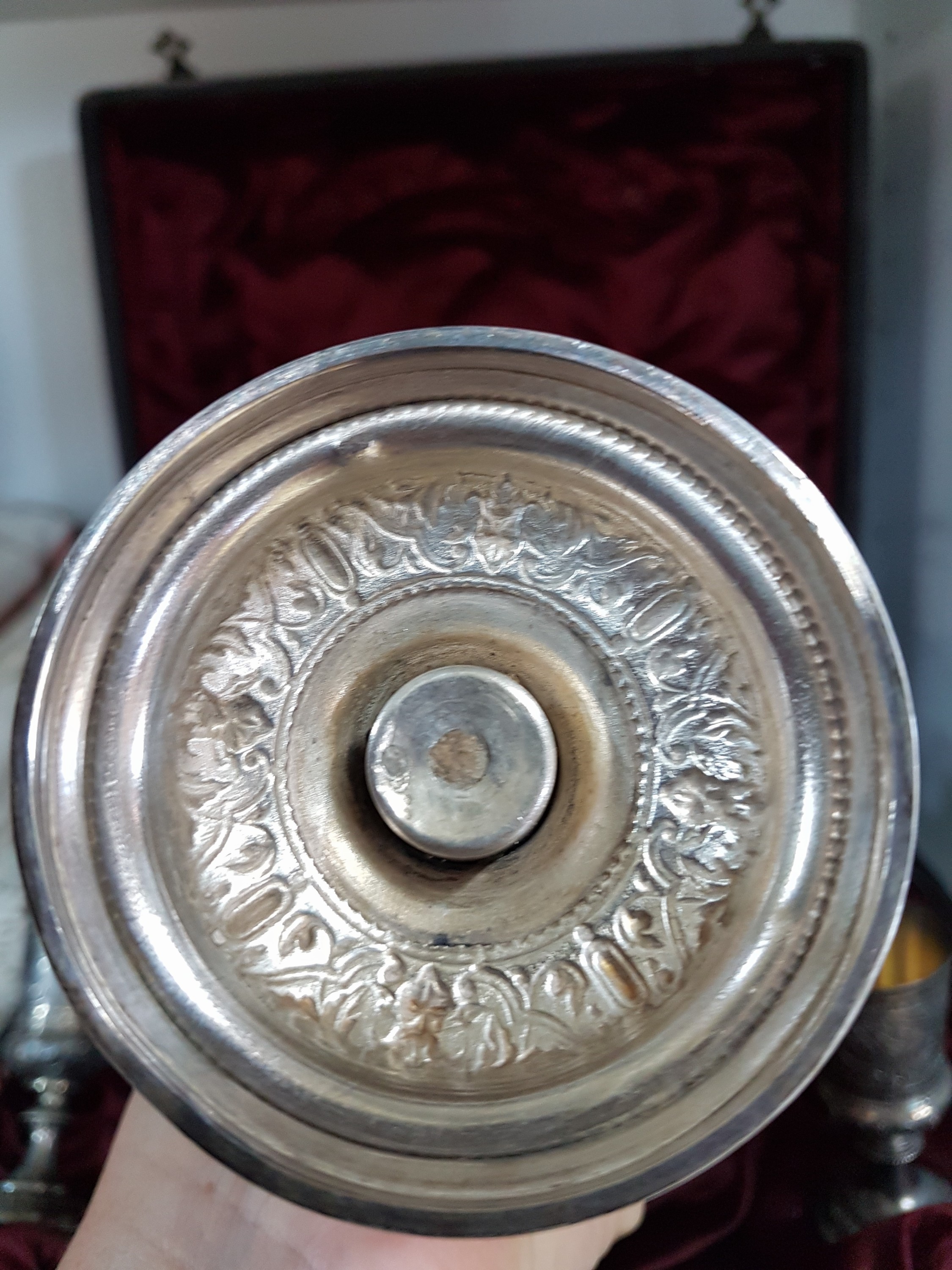 Detail f: Prächtiges Likörservice, Historismus, um 1880/1900, 800er Silber, Karaffe mit Silbermontur, Henkel mit stil. Drachen, zweiter vergoldeter ...