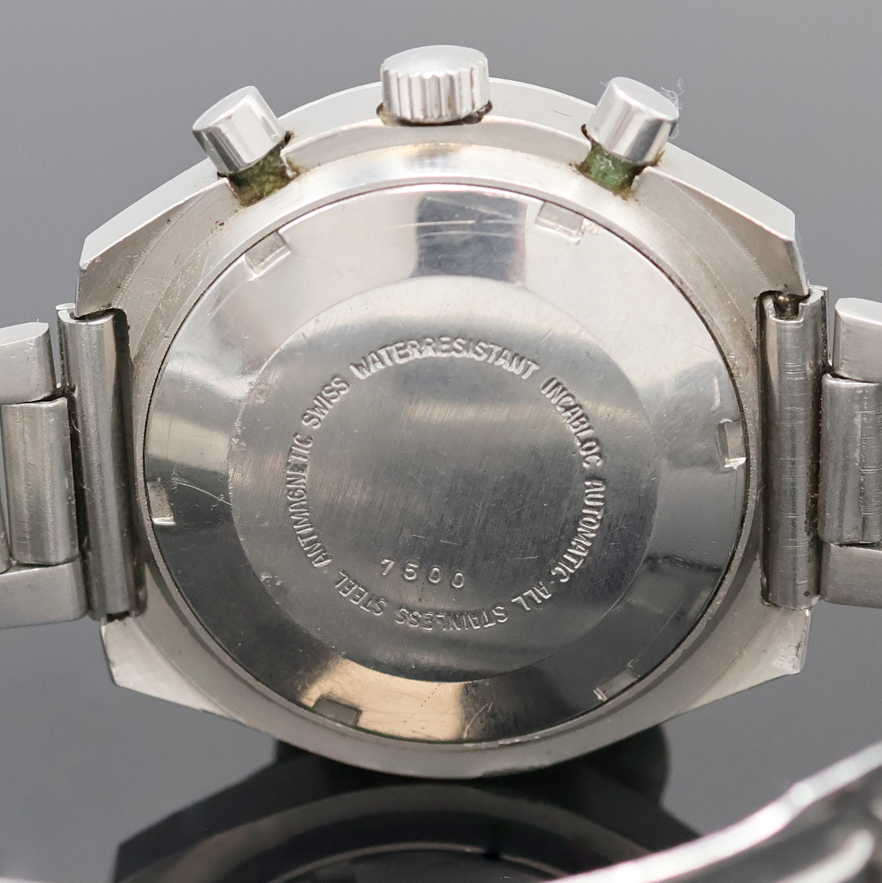 Detail d: MEISTER-ANKER Armbandchronograph in Stahl, Schweiz um 1980, Automatik, Boden verschr., Dugena Stahlband, schwarzes Zifferbl., Leuchtindizes u. ...