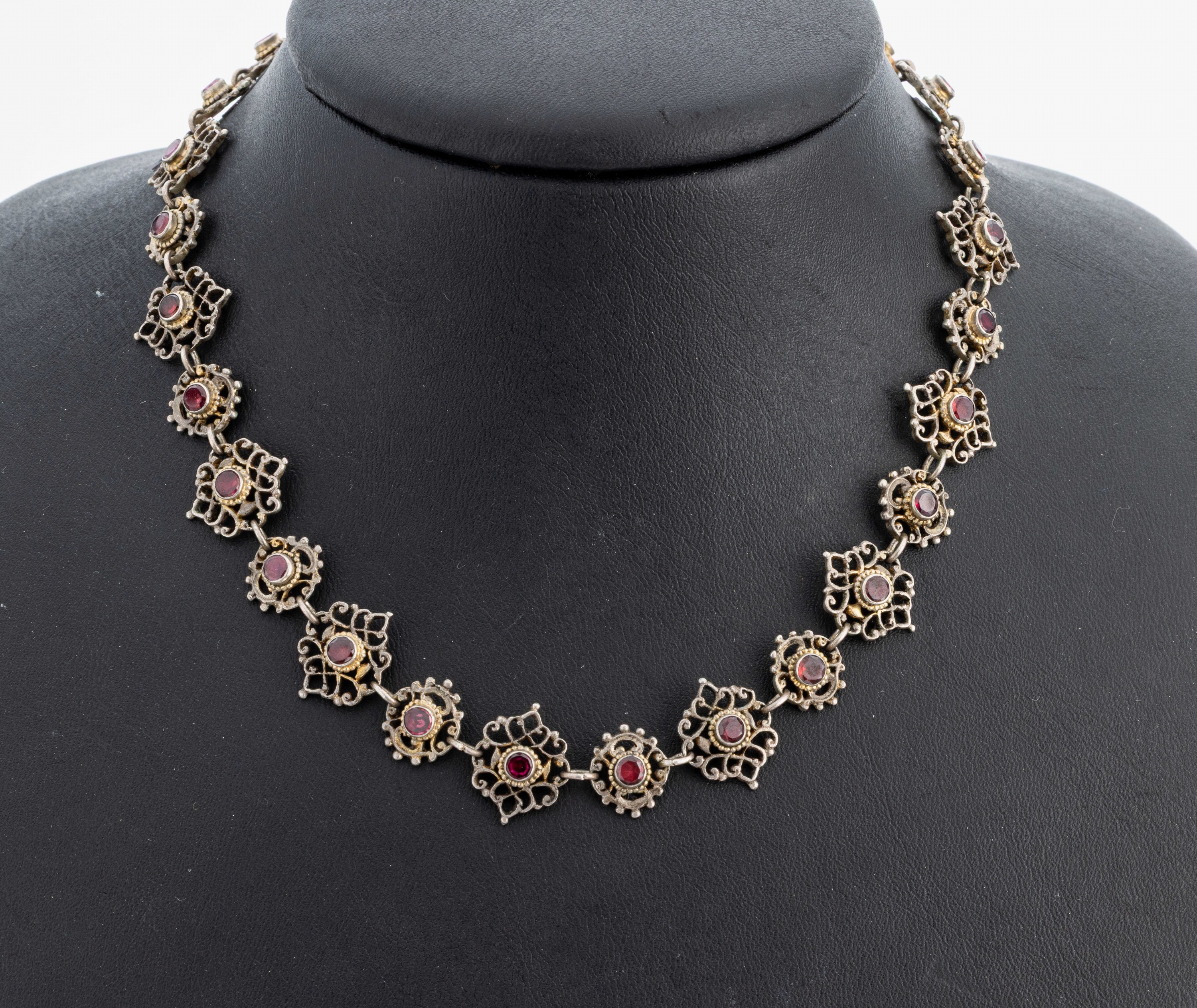 Granat-Collier, um 1890-1900, 830er Silber,Glieder aus geschwungenen Elementen, runde Granate, L. ca. 46 cm, Kastenschloss, Meistermarke unged.