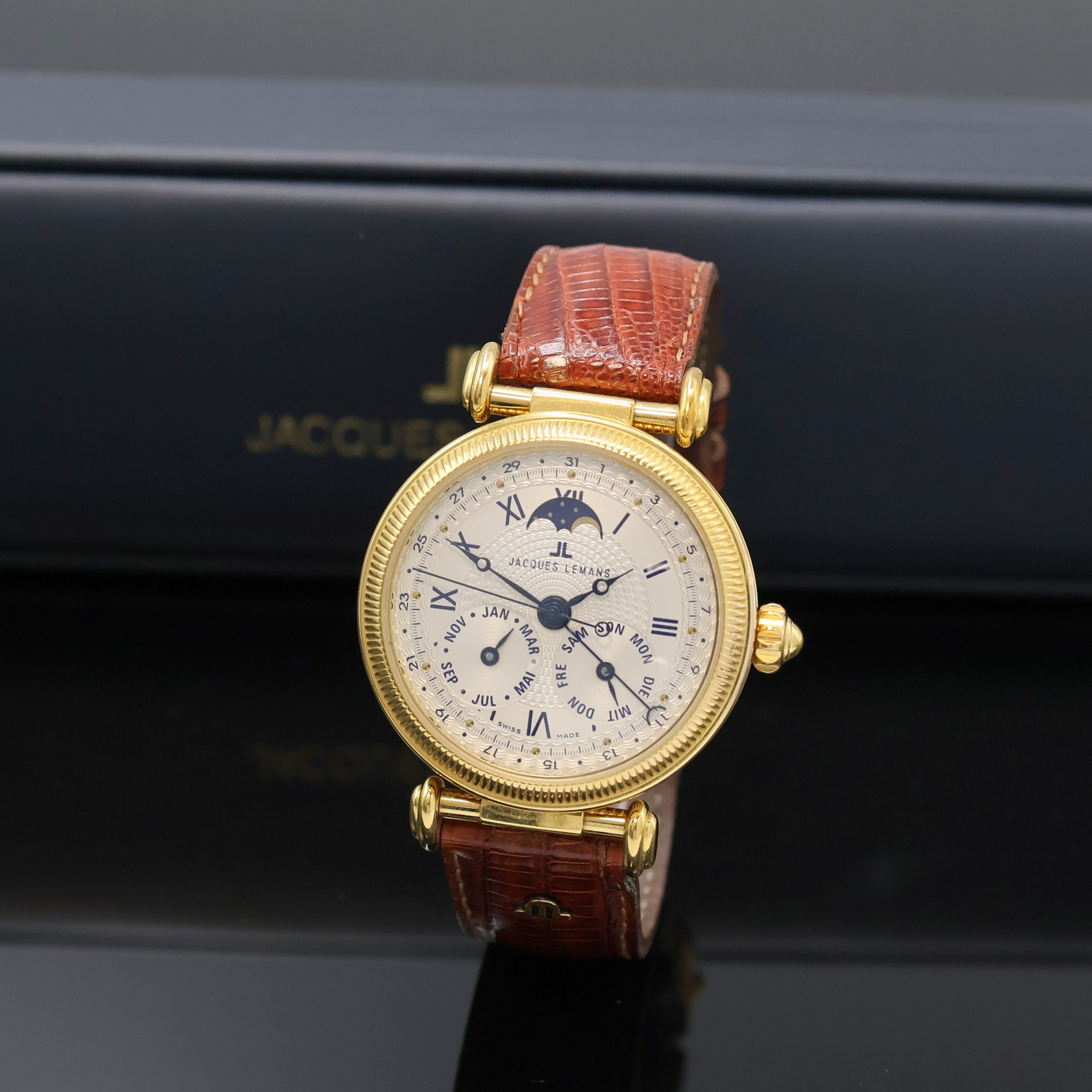 JACQUES LEMANS Herrenarmbanduhr mit Vollkalender Referenz 776, Automatik, Schweiz um 2002, beids. vergl., verg. Gehäuse, silb. guill. Zifferbl. m. ...