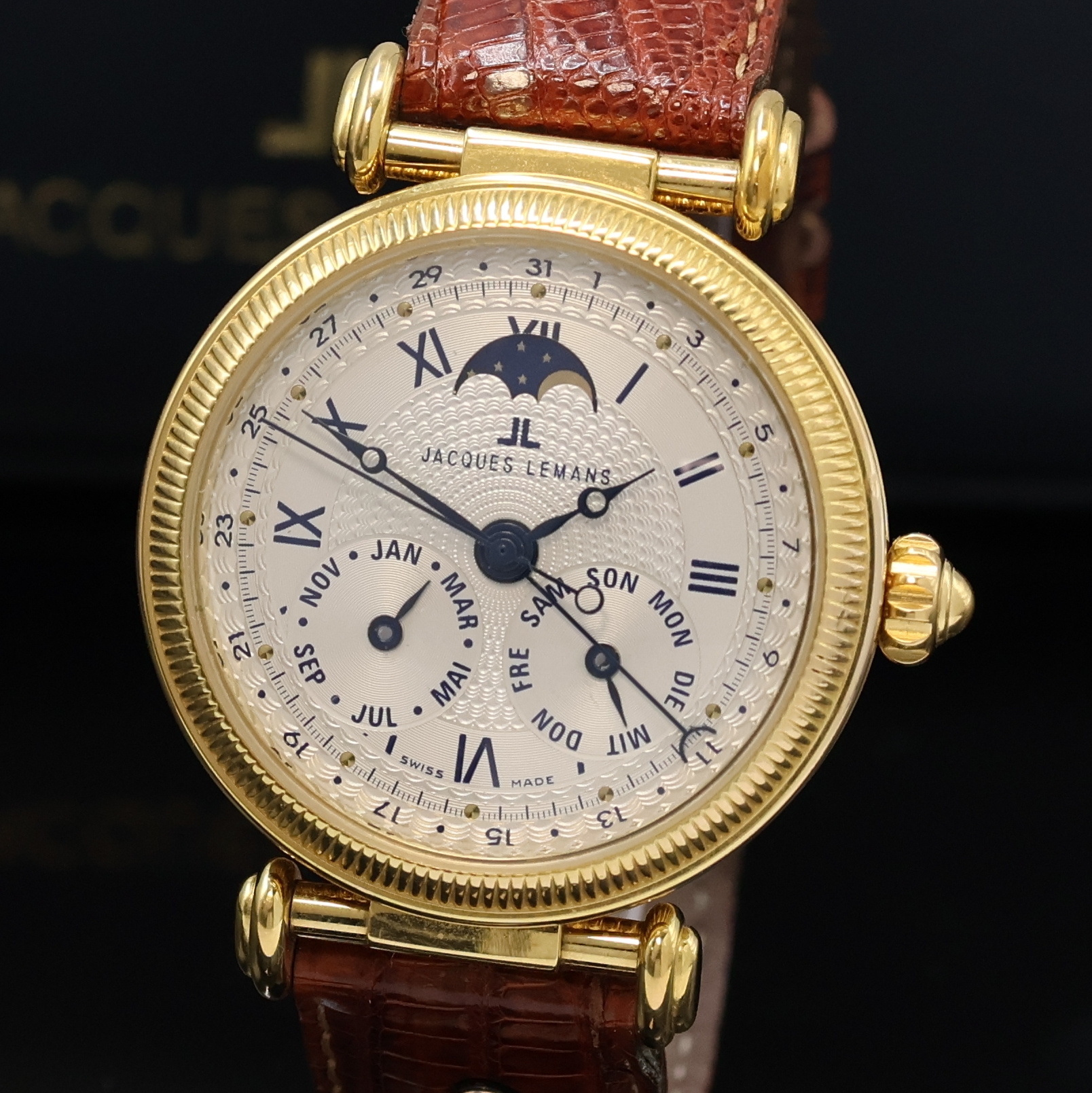 Detail a: JACQUES LEMANS Herrenarmbanduhr mit Vollkalender Referenz 776, Automatik, Schweiz um 2002, beids. vergl., verg. Gehäuse, silb. guill. Zifferbl. m. ...