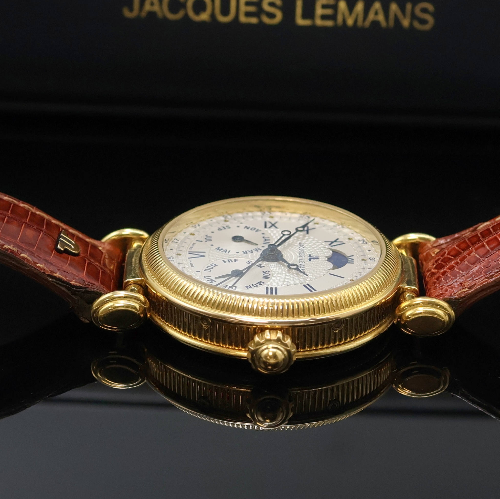 Detail b: JACQUES LEMANS Herrenarmbanduhr mit Vollkalender Referenz 776, Automatik, Schweiz um 2002, beids. vergl., verg. Gehäuse, silb. guill. Zifferbl. m. ...