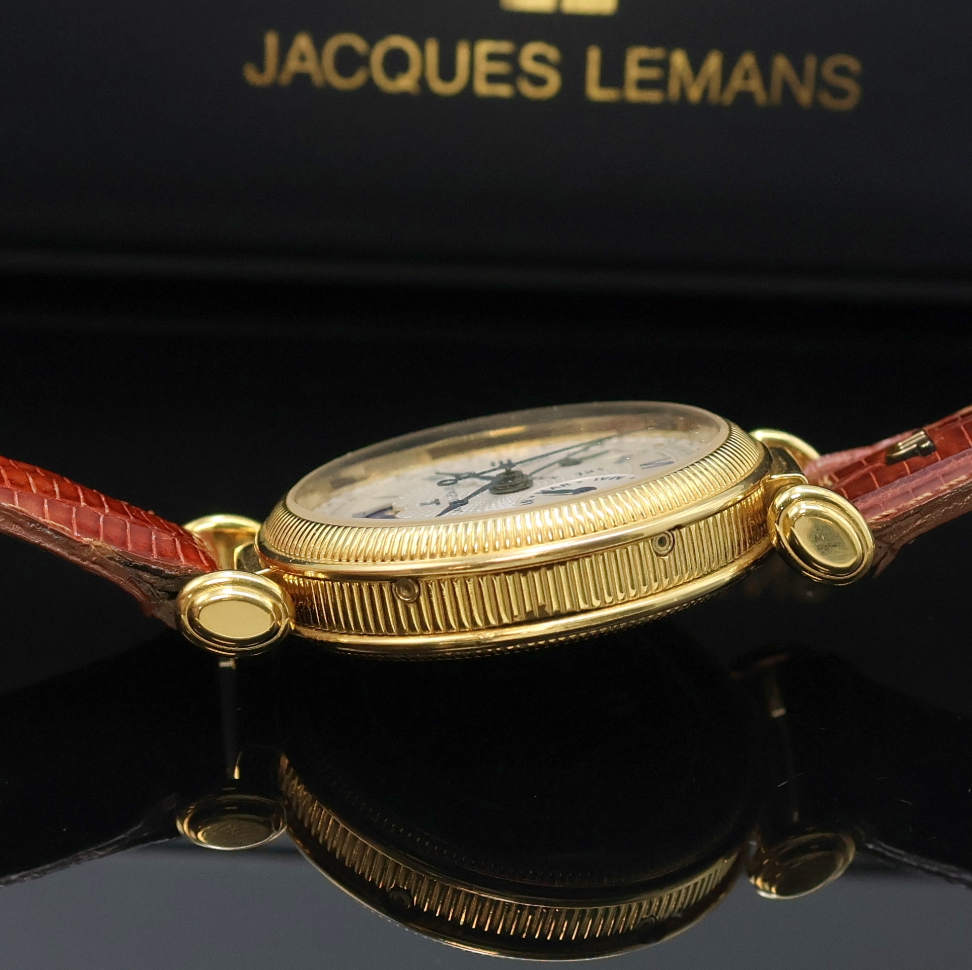 Detail c: JACQUES LEMANS Herrenarmbanduhr mit Vollkalender Referenz 776, Automatik, Schweiz um 2002, beids. vergl., verg. Gehäuse, silb. guill. Zifferbl. m. ...