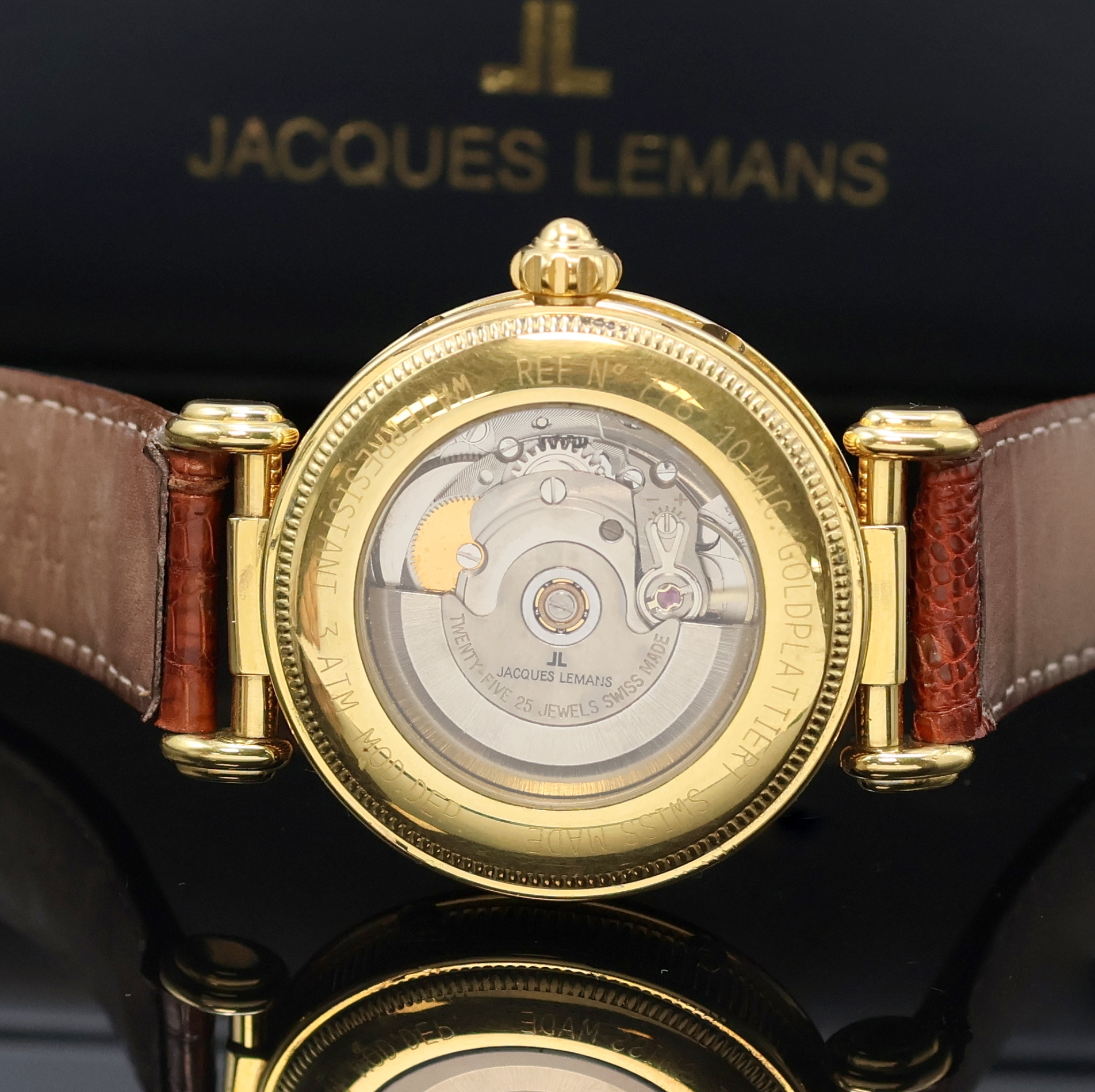 Detail d: JACQUES LEMANS Herrenarmbanduhr mit Vollkalender Referenz 776, Automatik, Schweiz um 2002, beids. vergl., verg. Gehäuse, silb. guill. Zifferbl. m. ...