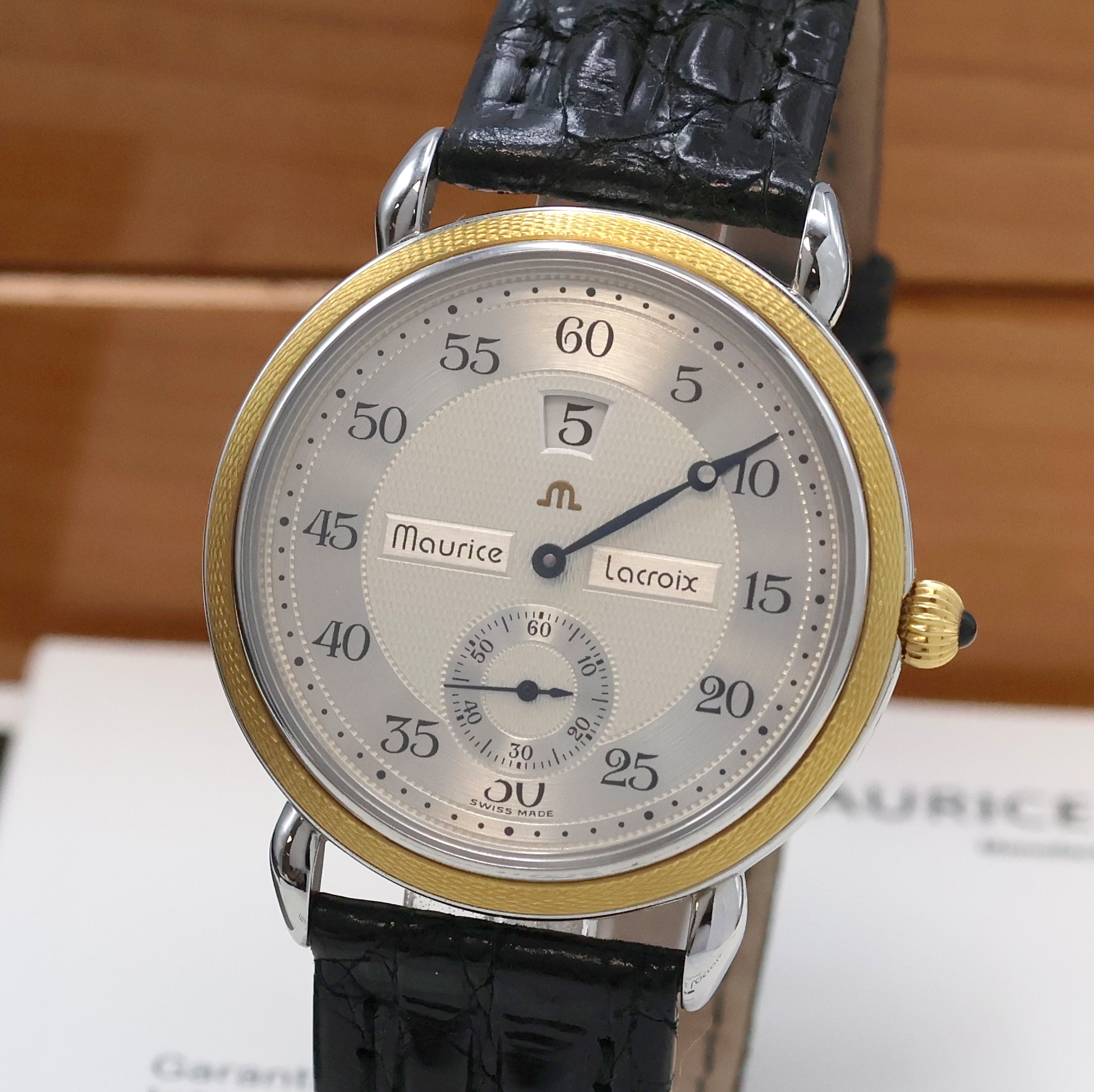 Detail a: MAURICE LACROIX Masterpiece Heure Sautante Herrenarmbanduhr Referenz 28505, Schweiz um 2000, Handaufzug, beids. vergl. Edelstahlgeh., guill. ...