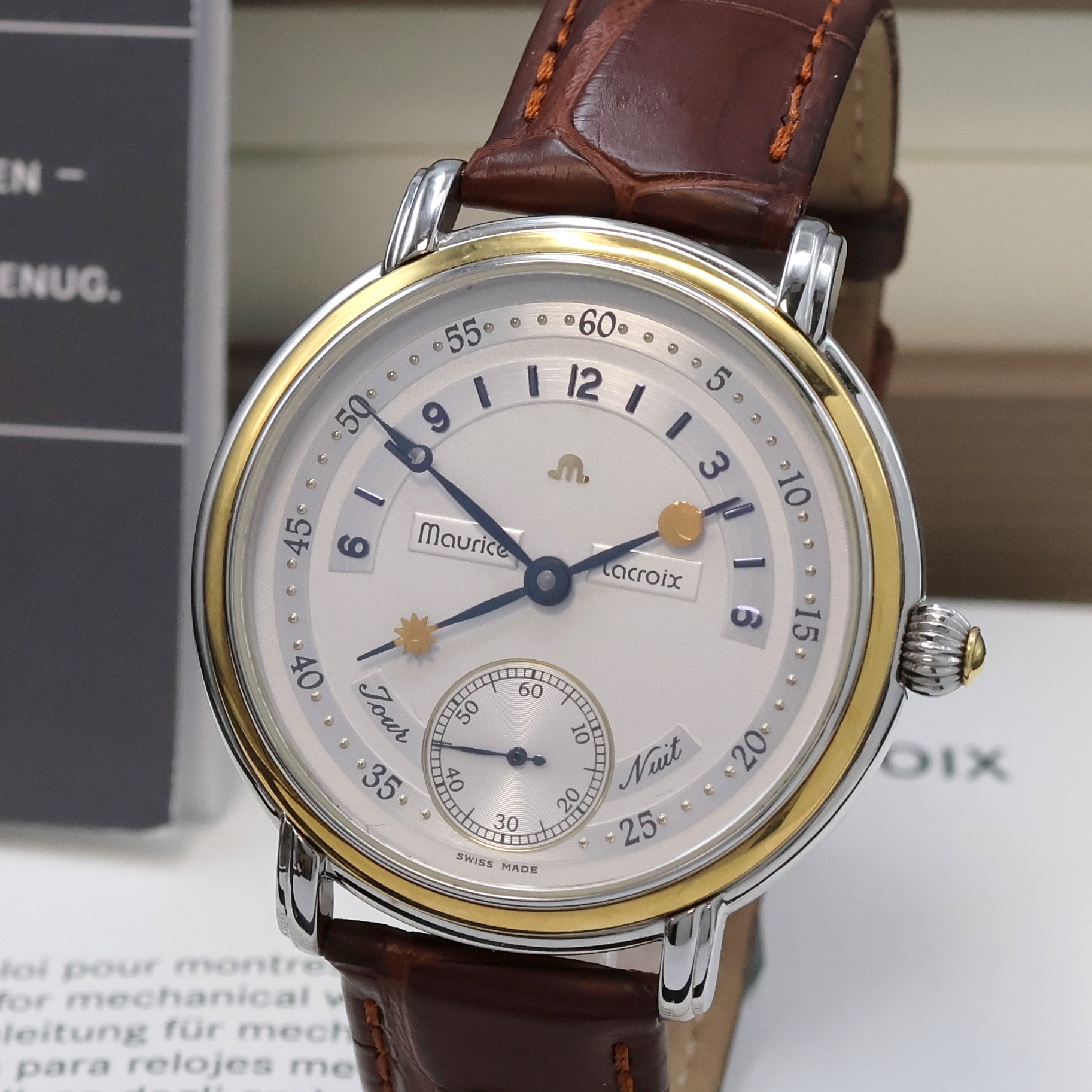 Detail a: MAURICE LACROIX Herrenarmbanduhr Jour et Nuit Referenz 07769, Handaufzug, beids. vergl. Edelstahlgeh., Boden aufgedr., Maurice Lacroix Lederband m. ...