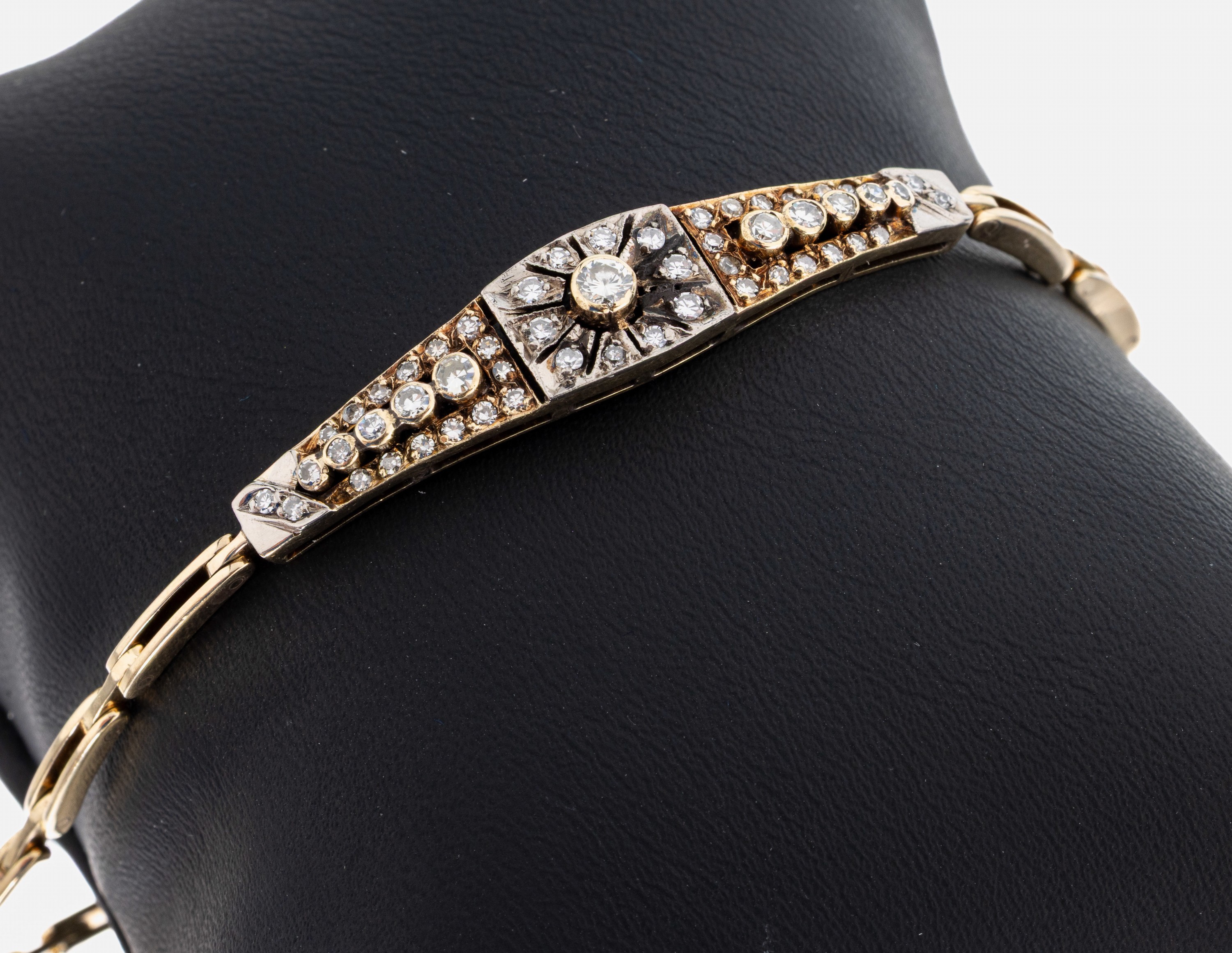 14 kt Gold Diamant-Armband, GG/WG 585/000, Mittelteil mit 1 Brillant und 53 8/8-Diamantenzus. ca. 1.0 ct Weiß/si-p, L. ca. 17.5 cm, Kastenschloss ...