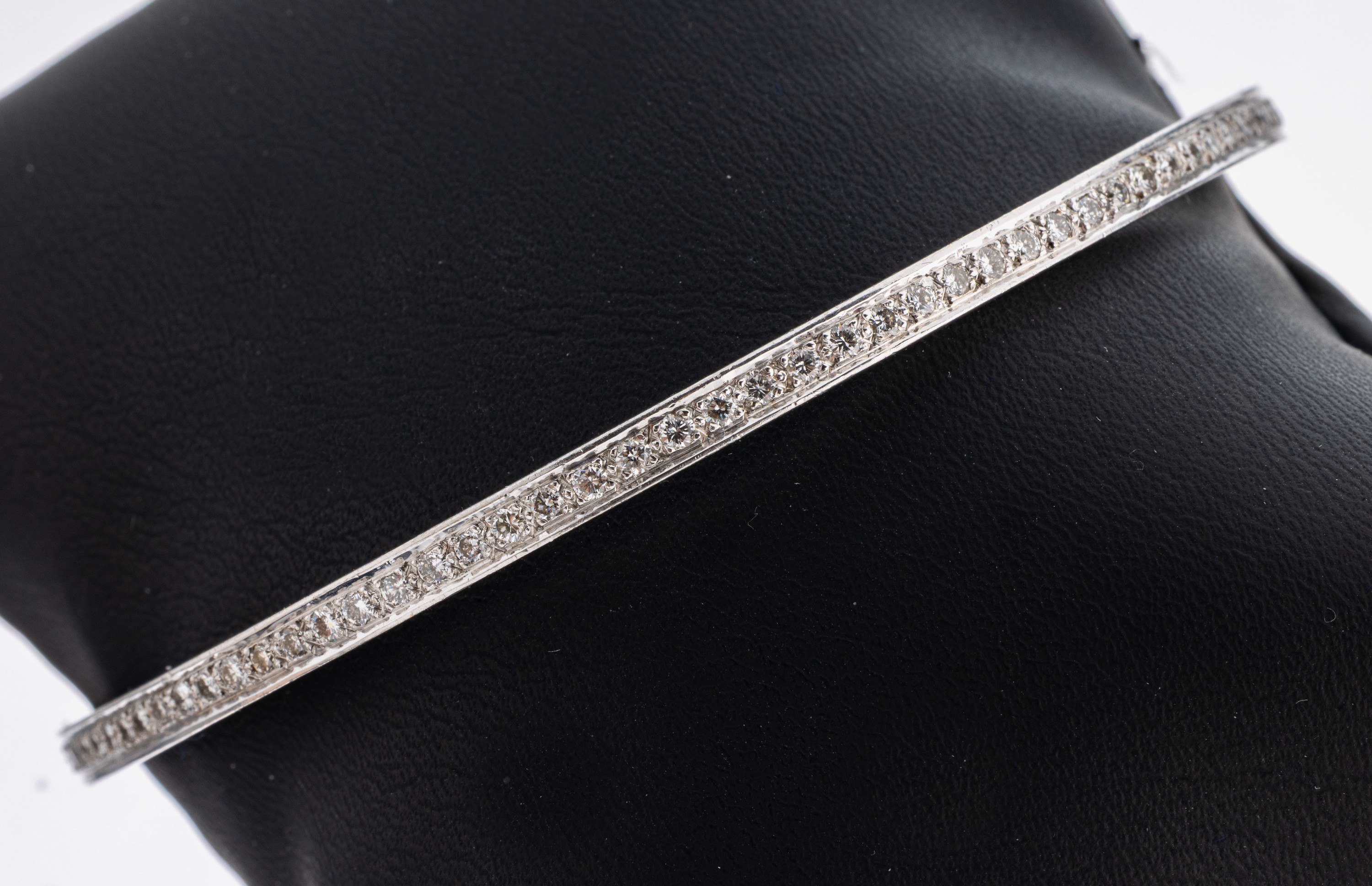 18 kt Gold Brillant-Armreif, WG 750/000, schlicht, zeitlos, rundum bes. mit 101 Brillanten zus. ca. 1.01 ct Weiß/si, D. ca. 6.7 cm, ca. 20.2 g