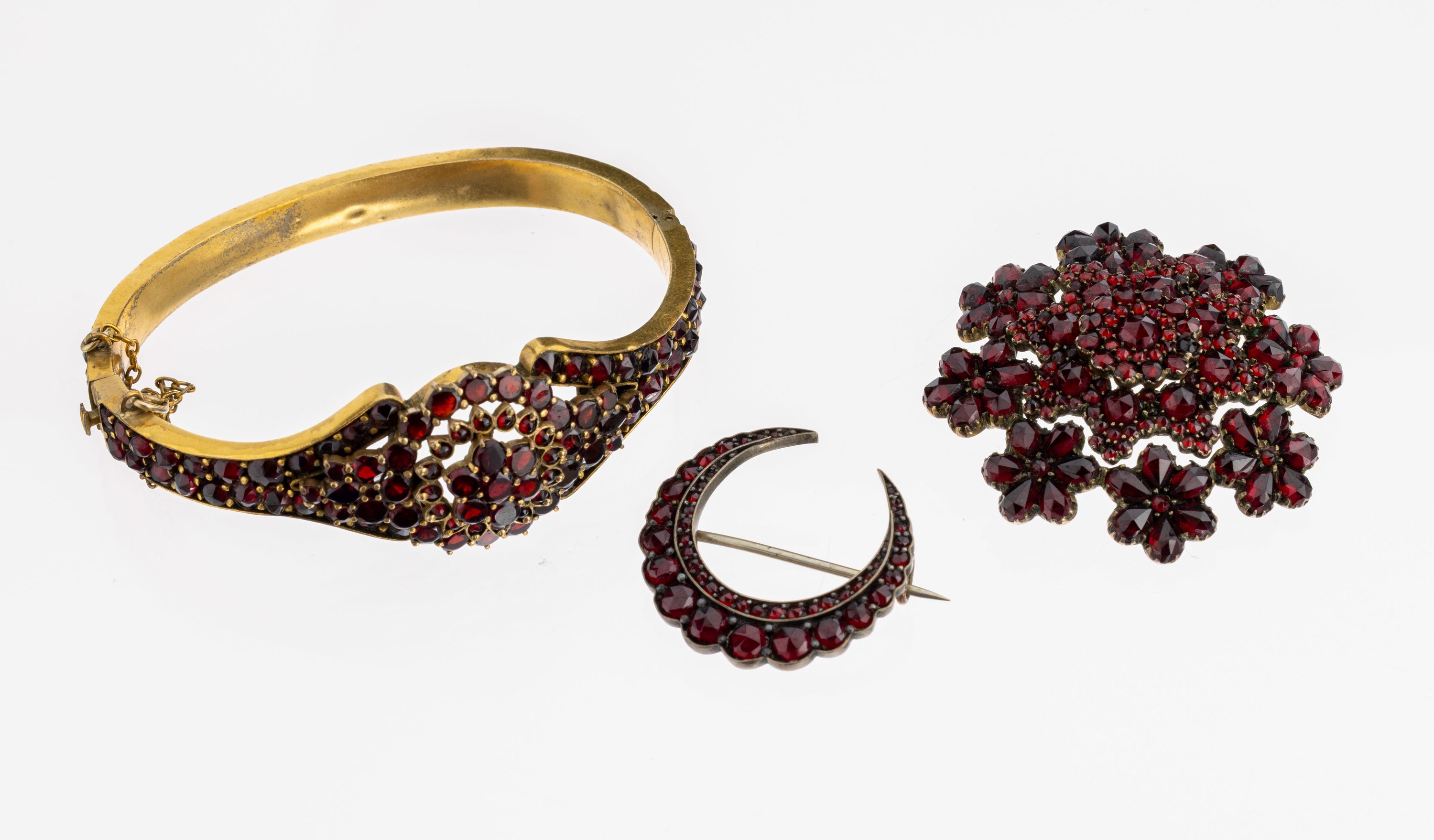 Konvolut Granat-Schmuck, um 1880-1900, Metall verg., best. aus: 1 Armreif mit Spiegelgranaten, D. ca. 6 x 5 cm, Klappscharnier, Kastenschloss mit ...