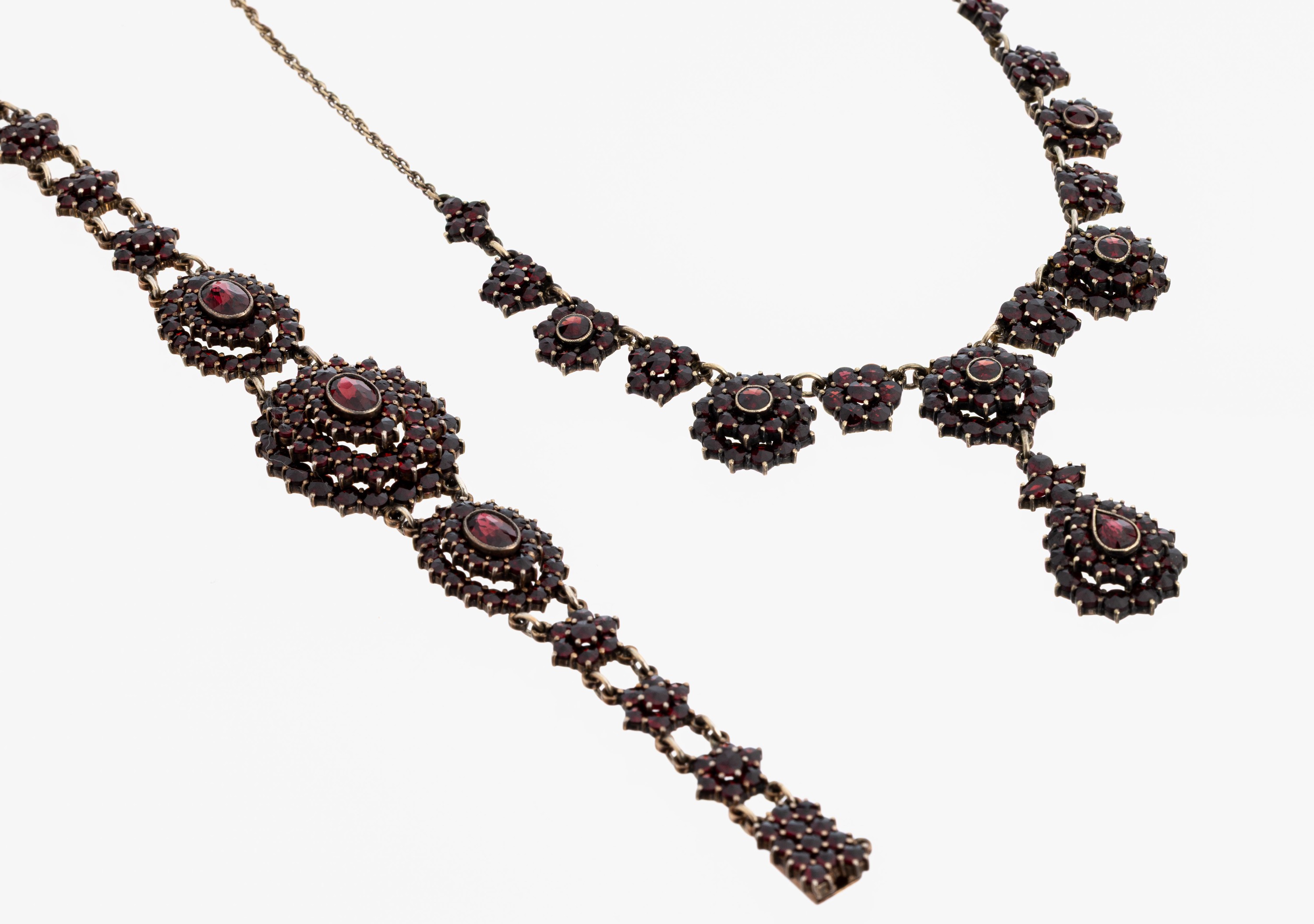 Konvolut Granat-Schmuck, um 1900, Silber verg., best. aus: Collier, L. ca. 42 cm, Federringschließe, mittig bewegl. Abhängung, und 1 Armband, L. ...
