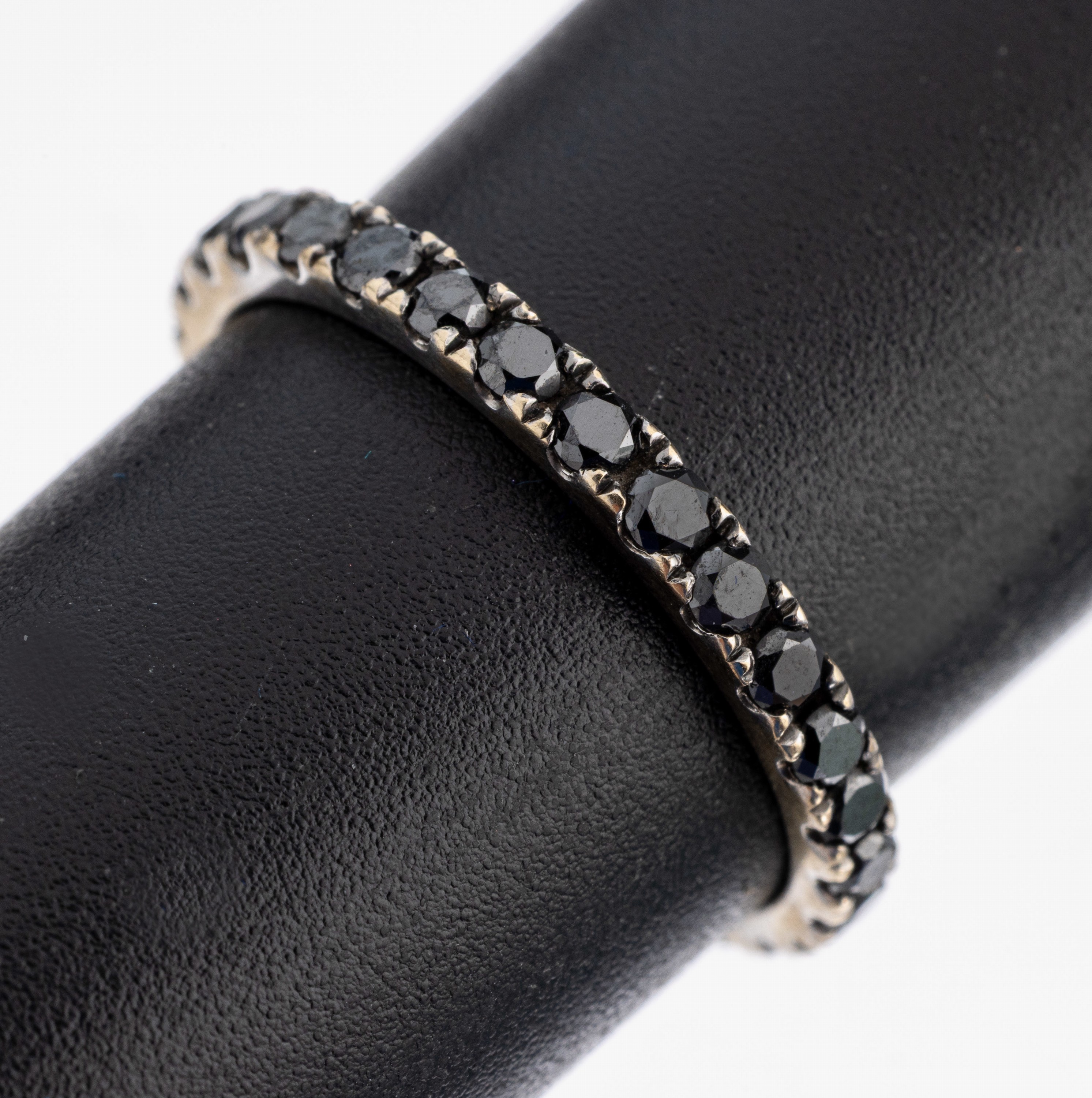 Image 26975224 - 14 kt Gold Diamant-Ring, WG 585/000, Diamanten zus. ca. 1.0 ct Schwarz (beh.), RW 54, ...