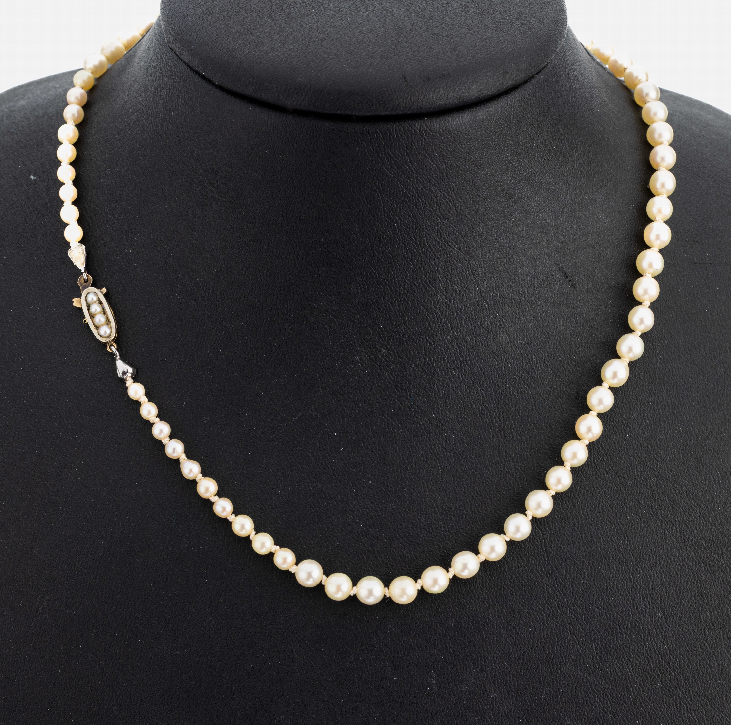 Zuchtperl-Collier mit 14 kt Gold Schließe, GG 585/000, im Verlauf Zuchtperlen, D. ca. 3- 4.9 mm, Steckschließe schauseitig Platin, L. ca. 59 cm