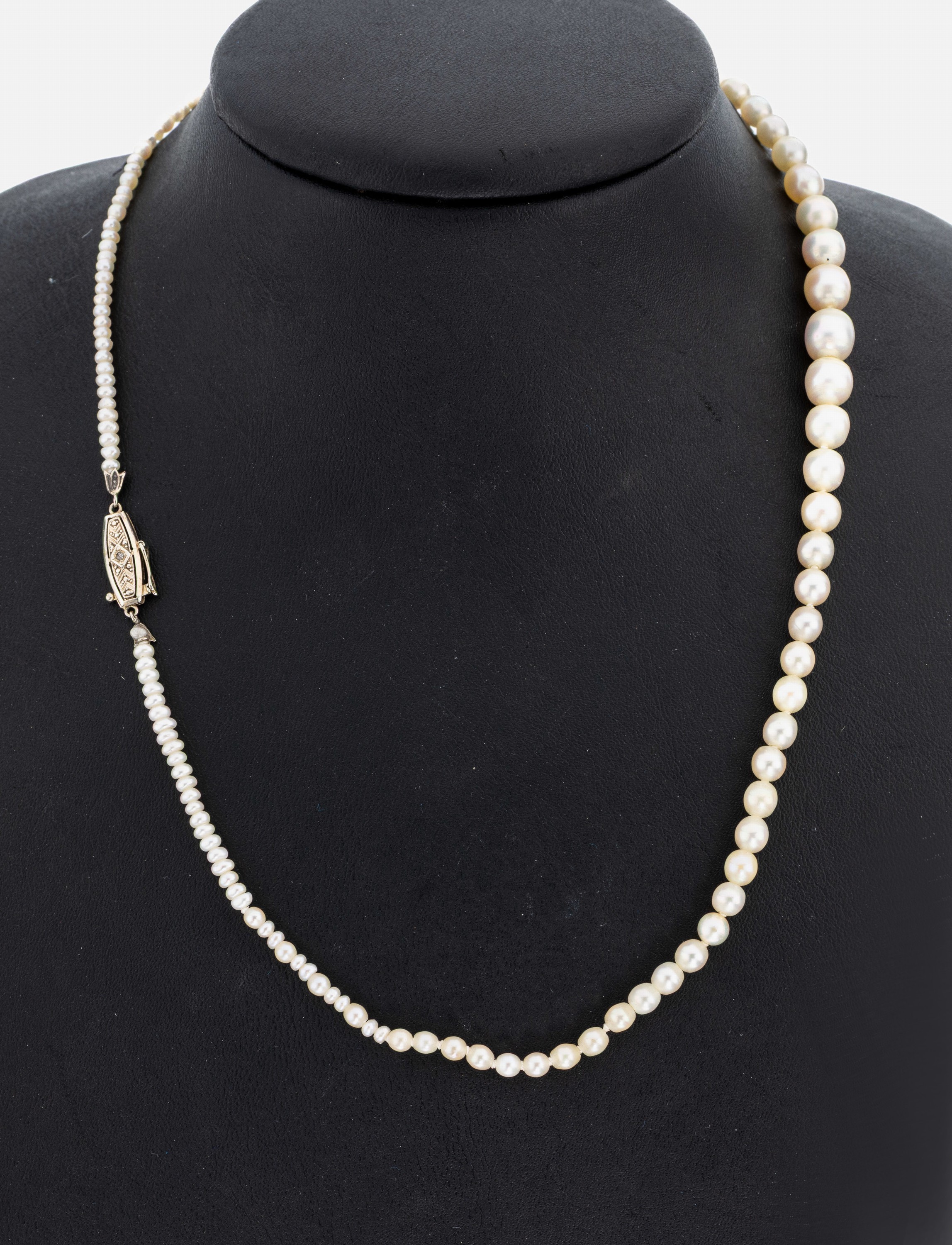 Perl-Collier mit 14 kt Gold Schließe, GG/WG585/000, 1930er Jahre, Zuchtperlen im Verlauf,D. ca. 2.7-7.3 mm, L. ca. 45 cm, Steckschließe