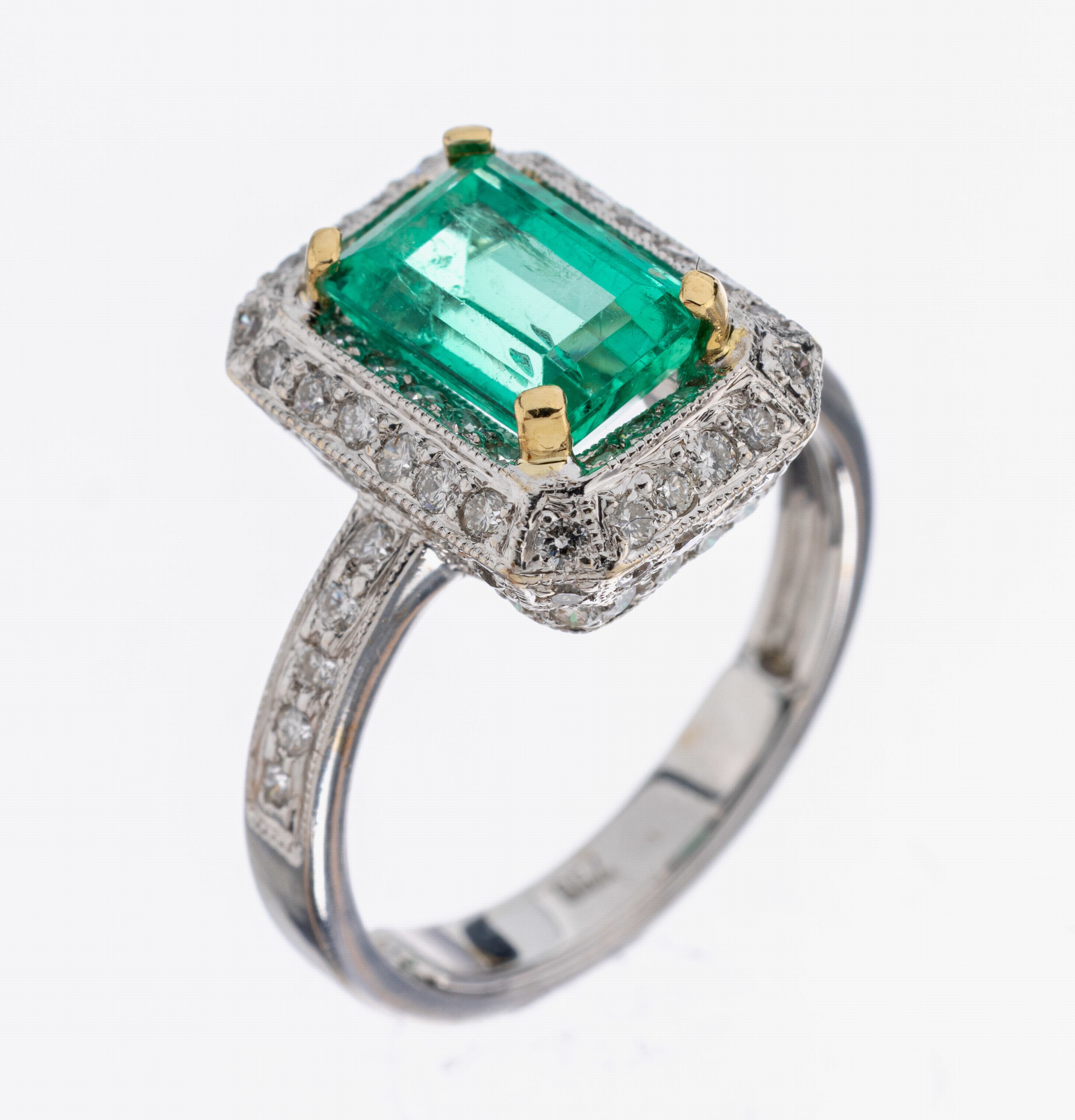 18 kt Gold Smaragd-Brillant-Ring, WG/GG 750/000, mittig Smaragd im Emerald Cut ca. 1.80 ct, sehr schöne Farbe, Krappen GG, 68 Brillanten zus. ca. ...