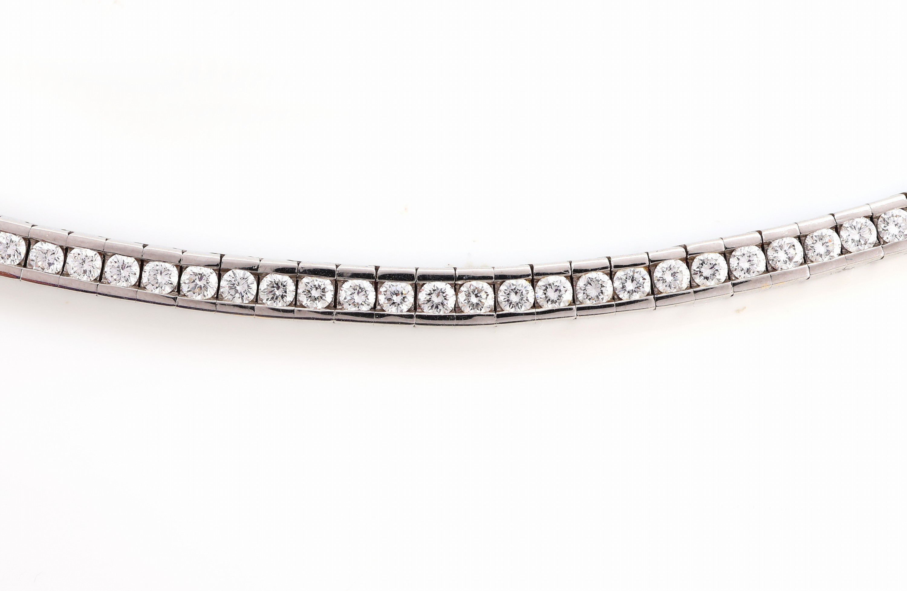 Detail a: 18 kt Gold Brillant-Collier, WG 750/000, 80 Brillanten zus. ca. 5.0 ct feines Weiß- Weiß/vs-si, L. ca. 42 cm, Kastenschloss mit Sicherheitsacht, ...