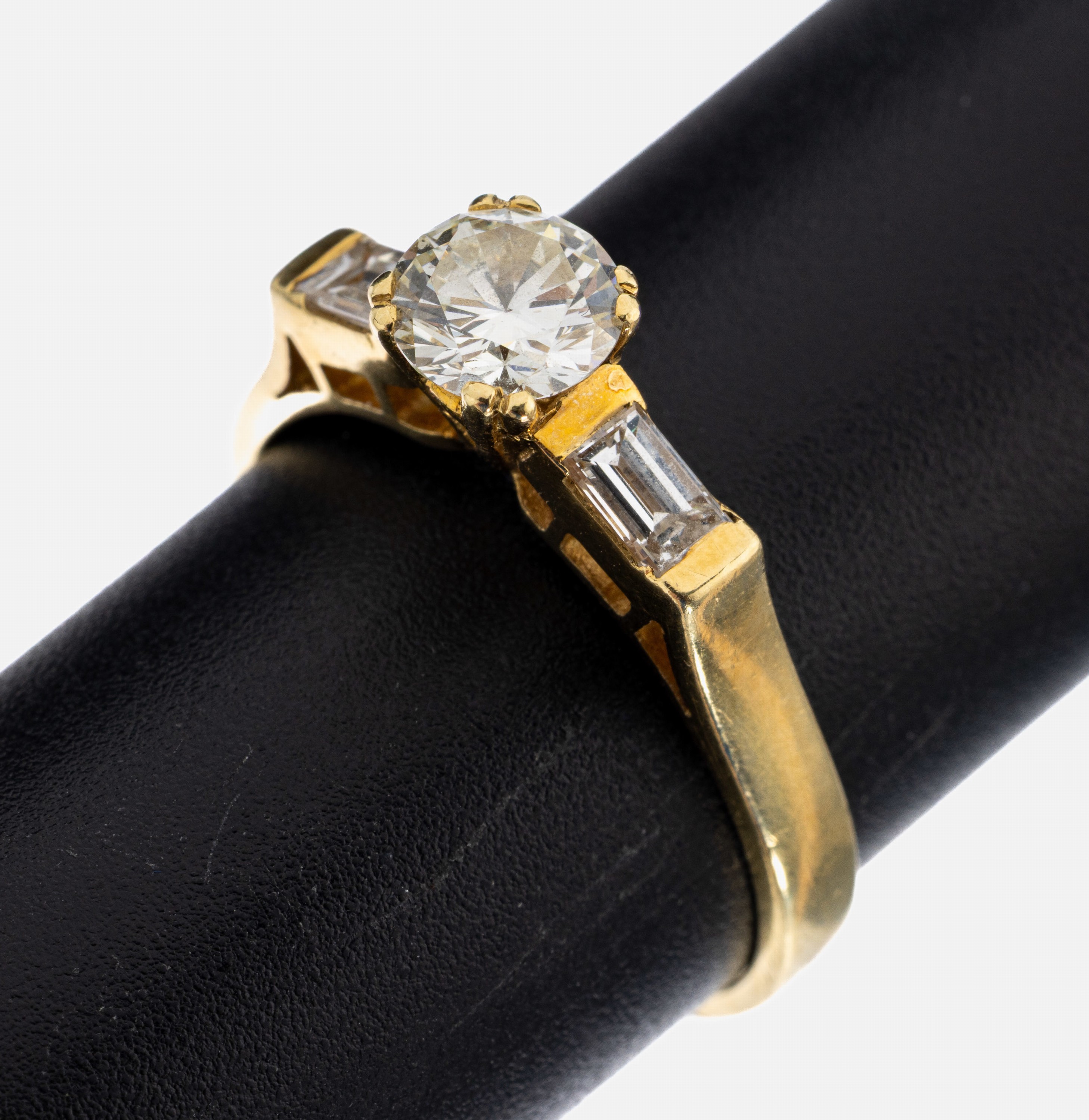 18 kt Gold Diamant-Ring, GG 750/000, mittig Brillant ca. 0.80 ct get.Weiß/si, Ringschultern mit 2 Diamant-Baguettes zus. ca.0.25 ct Weiß/vs-si, RW ...
