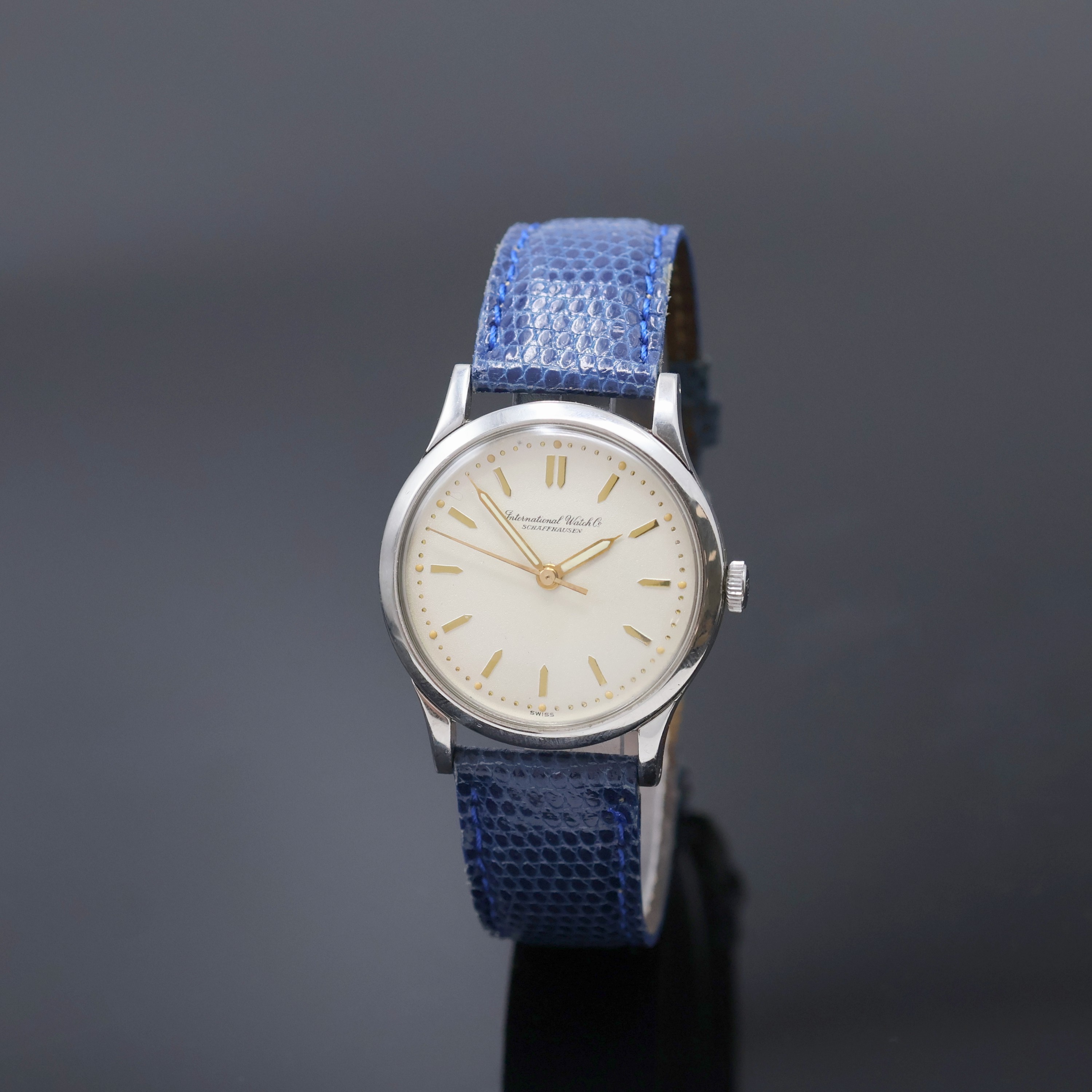 IWC Armbanduhr mit Kaliber 89 in Stahl, Schweiz um 1950, Handaufzug, Boden verschr., silb. Zifferbl. m. gold. Std.-Ind., Leuchtzeiger, sign. Werk m. ...