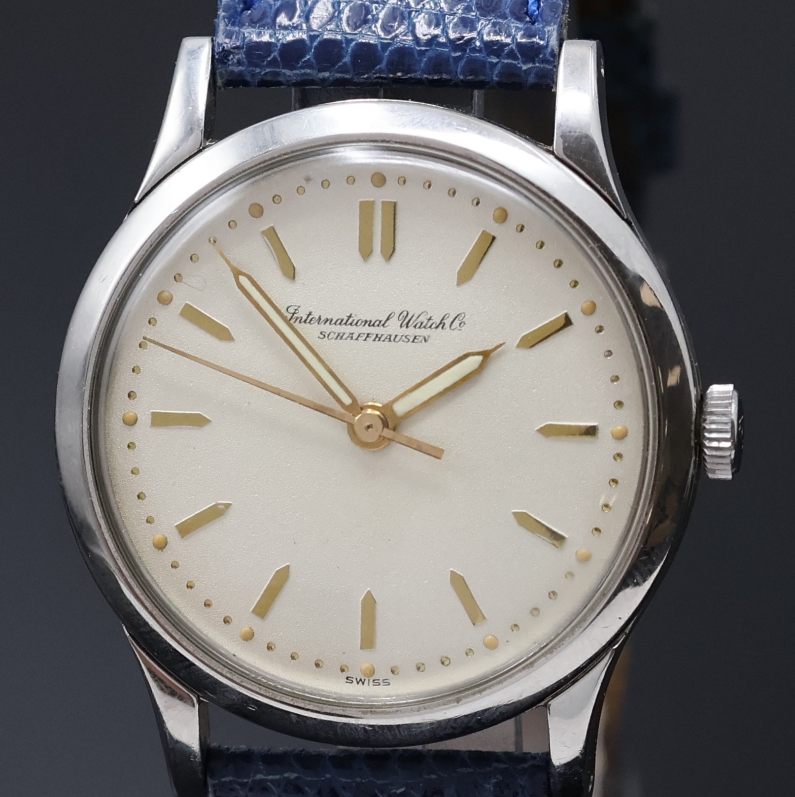 Detail a: IWC Armbanduhr mit Kaliber 89 in Stahl, Schweiz um 1950, Handaufzug, Boden verschr., silb. Zifferbl. m. gold. Std.-Ind., Leuchtzeiger, sign. Werk m. ...