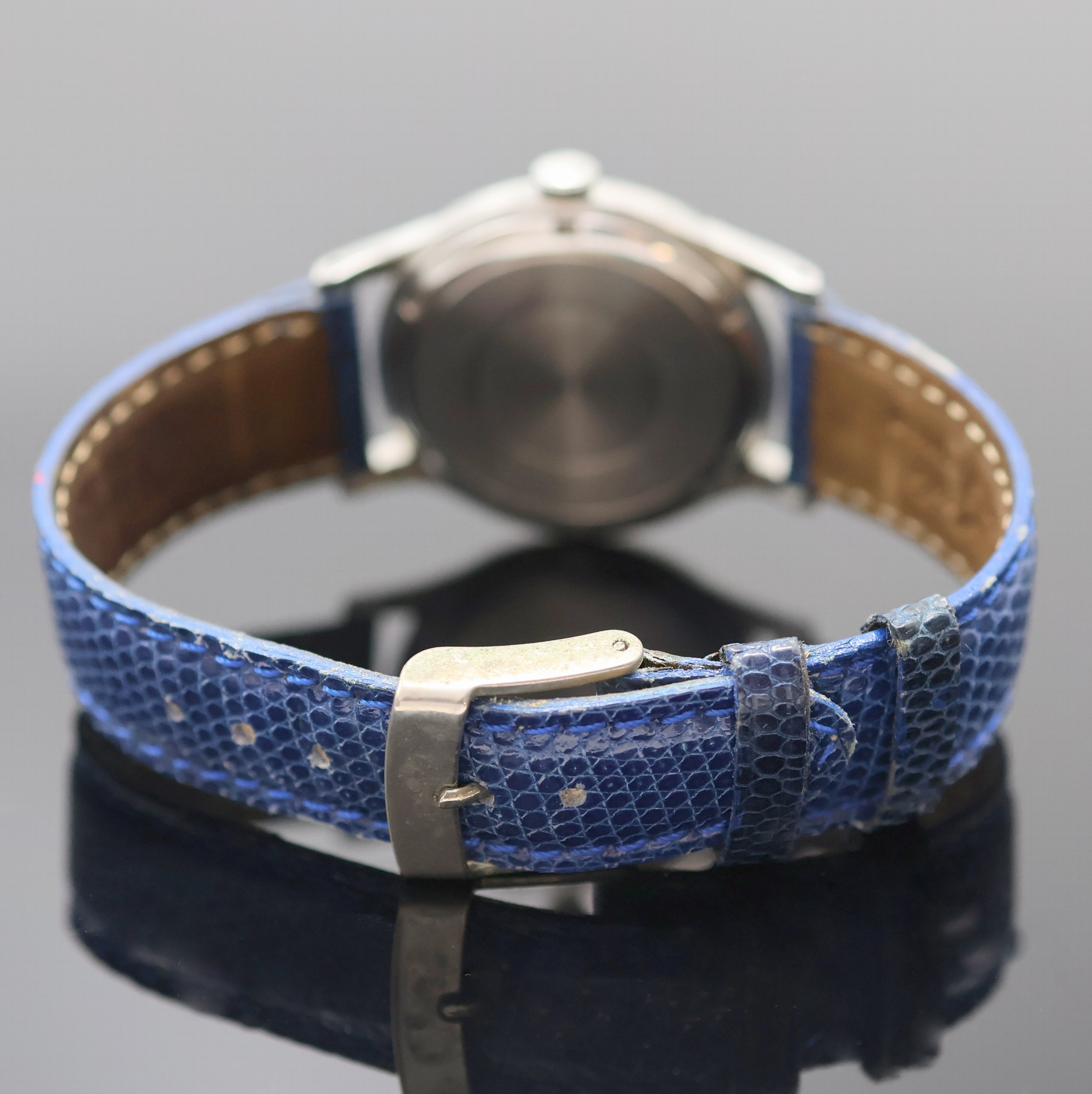 Detail b: IWC Armbanduhr mit Kaliber 89 in Stahl, Schweiz um 1950, Handaufzug, Boden verschr., silb. Zifferbl. m. gold. Std.-Ind., Leuchtzeiger, sign. Werk m. ...