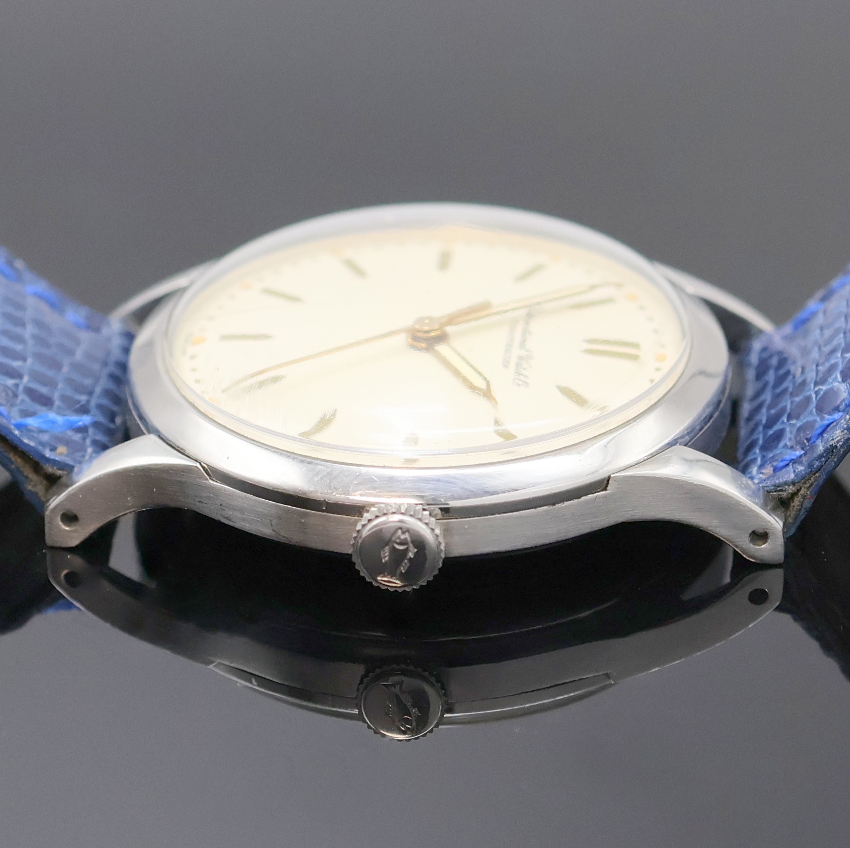 Detail c: IWC Armbanduhr mit Kaliber 89 in Stahl, Schweiz um 1950, Handaufzug, Boden verschr., silb. Zifferbl. m. gold. Std.-Ind., Leuchtzeiger, sign. Werk m. ...