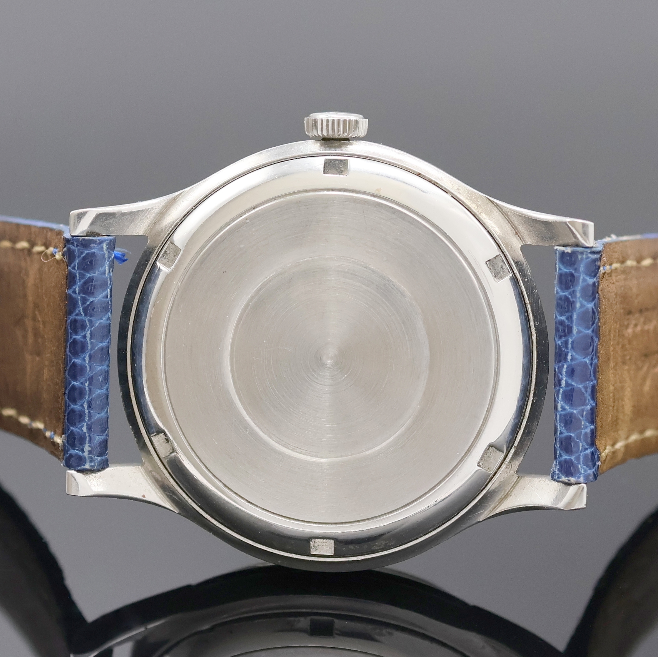 Detail d: IWC Armbanduhr mit Kaliber 89 in Stahl, Schweiz um 1950, Handaufzug, Boden verschr., silb. Zifferbl. m. gold. Std.-Ind., Leuchtzeiger, sign. Werk m. ...