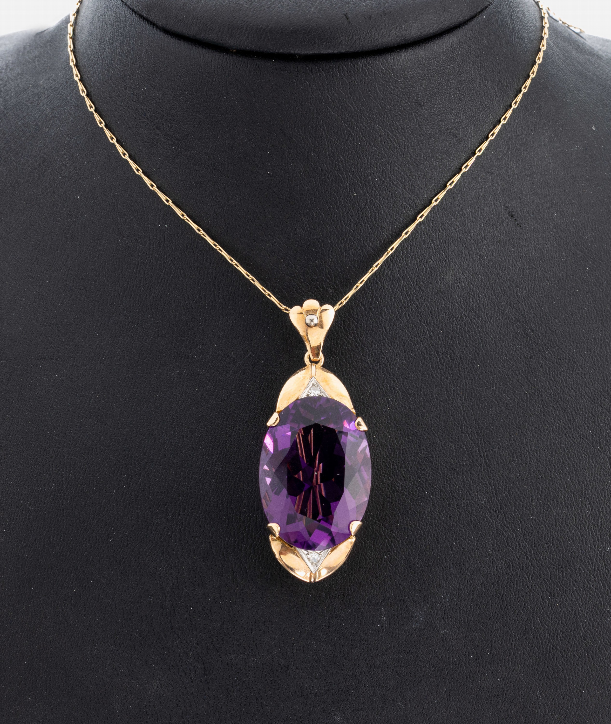Detail a: 14 kt Gold Amethyst-Diamant-Anhänger, 1950er Jahre, GG/WG 585/000, qualitätvolle Goldschmiedearbeit, mittig ovalfacett. Amethyst von sehr schöner ...
