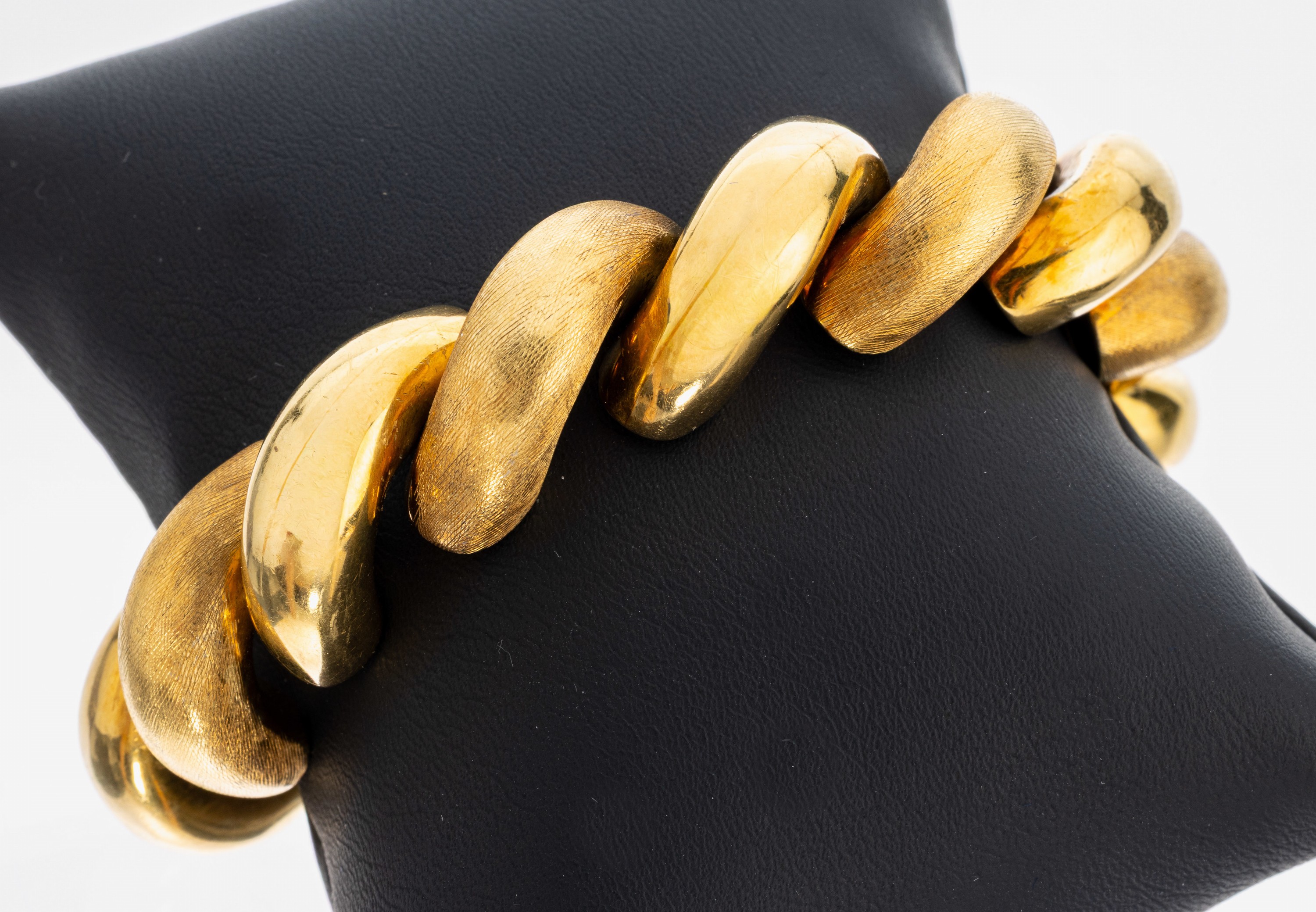 18 kt Gold Armband, GG 750/000, qualität- volle Verarbeitung, halbrunde Glieder, im Wechsel sat. und pol., L. ca. 25 cm, Kasten- schloss mit ...