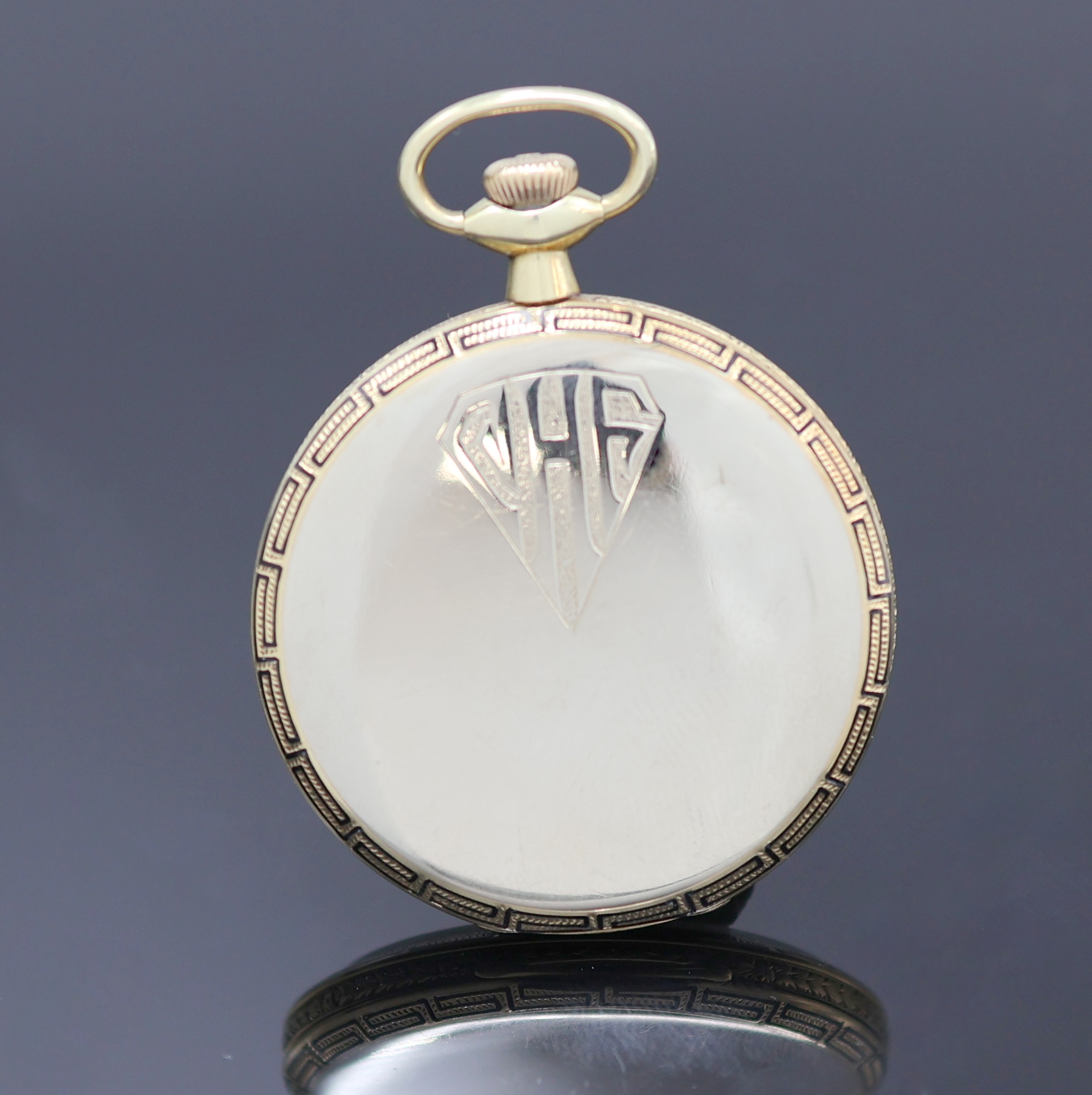 Detail a: GRUEN Verithin offene Herrentaschenuhr in GG 585/000, Schweiz/USA um 1918, Ränder mit email. Mäandermuster, auf Boden Schmuckmonogr. CHF, matt ...