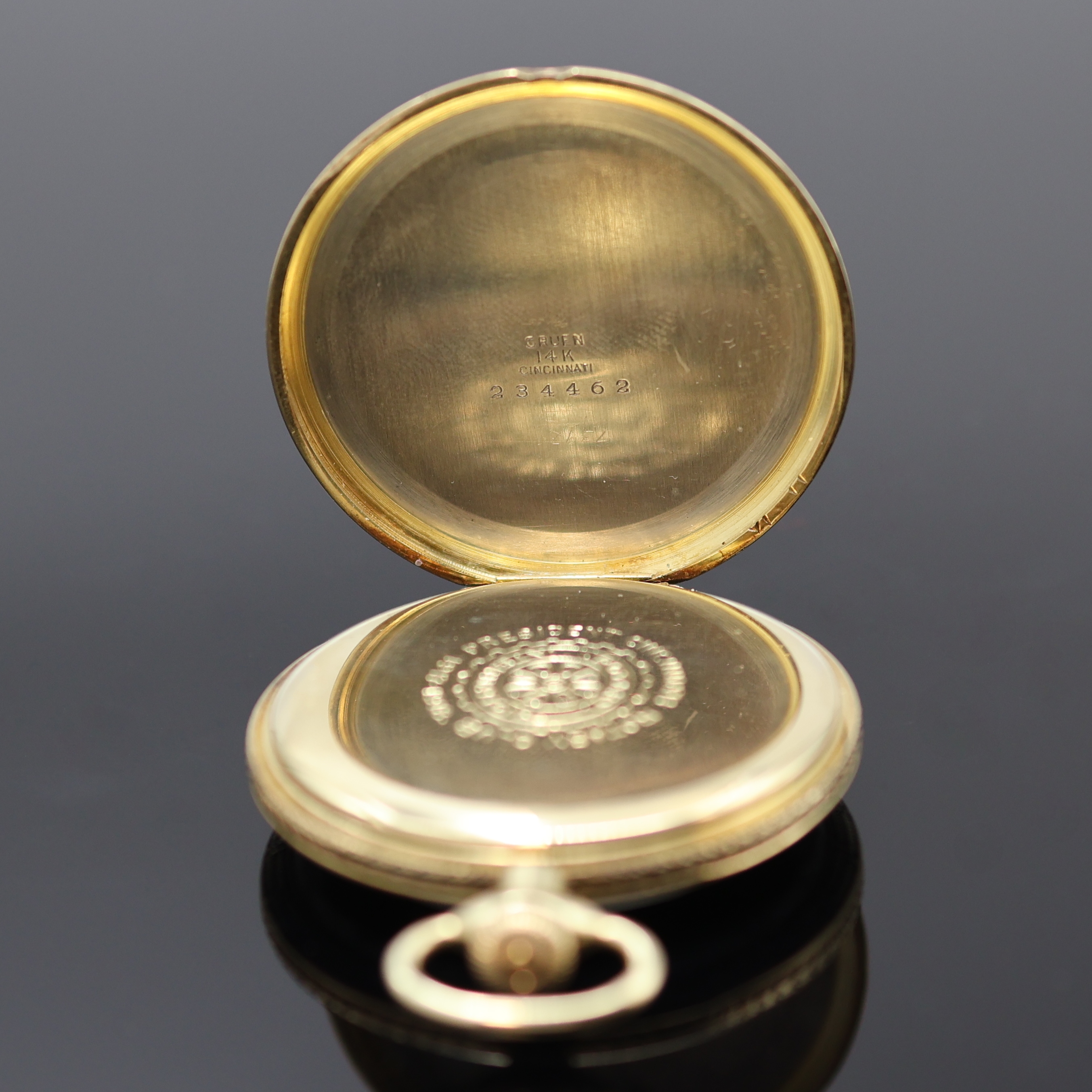 Detail b: GRUEN Verithin offene Herrentaschenuhr in GG 585/000, Schweiz/USA um 1918, Ränder mit email. Mäandermuster, auf Boden Schmuckmonogr. CHF, matt ...