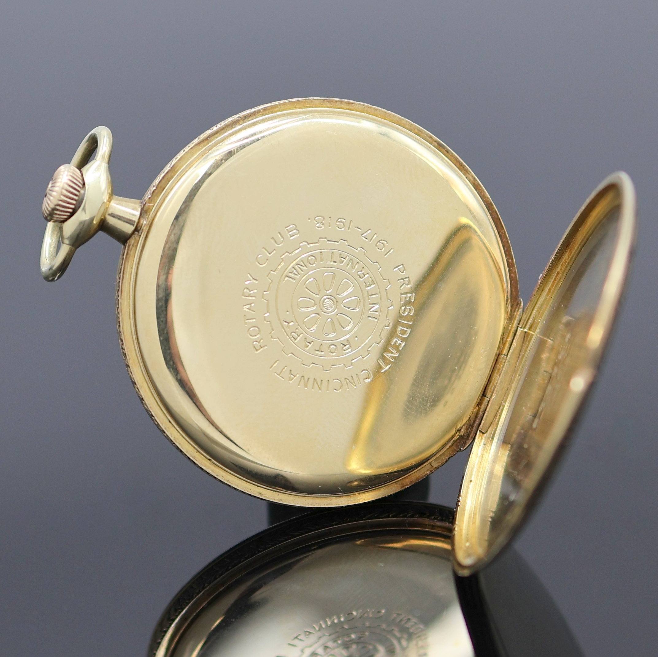 Detail c: GRUEN Verithin offene Herrentaschenuhr in GG 585/000, Schweiz/USA um 1918, Ränder mit email. Mäandermuster, auf Boden Schmuckmonogr. CHF, matt ...